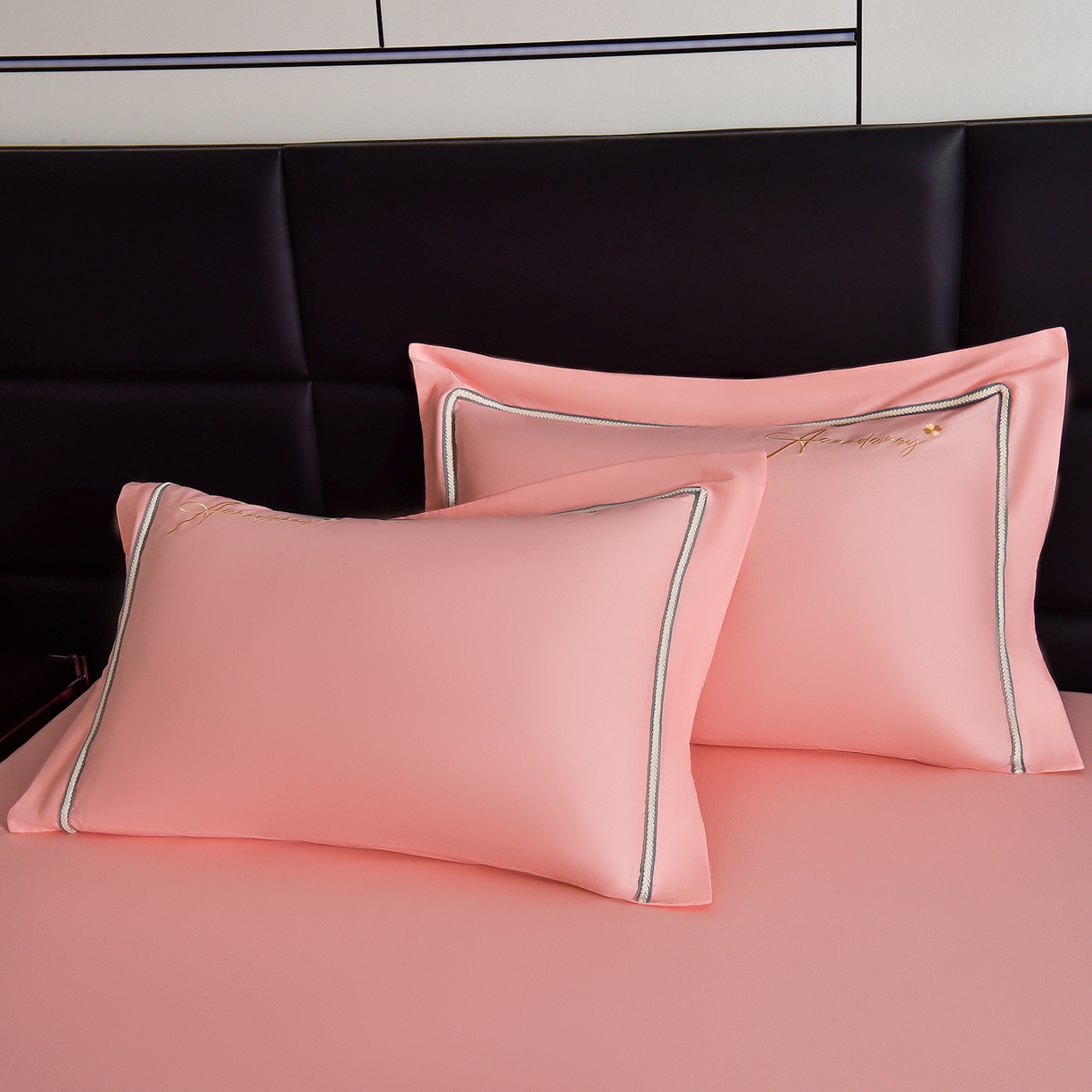 91家纺网 家纺一手货源 找家纺 湘雪家居 2026新款长绒棉高支高密纯棉刺绣四件套-幕镜款 幕镜-桃杏粉