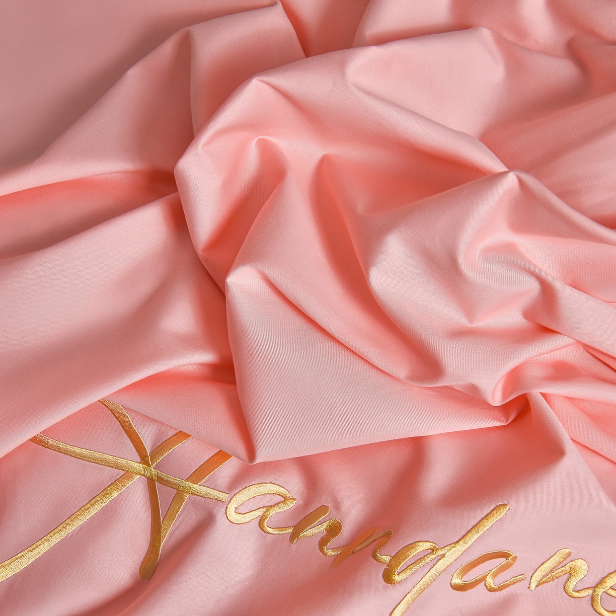 91家纺网 家纺一手货源 找家纺 湘雪家居 2026新款长绒棉高支高密纯棉刺绣四件套-幕镜款 幕镜-桃杏粉