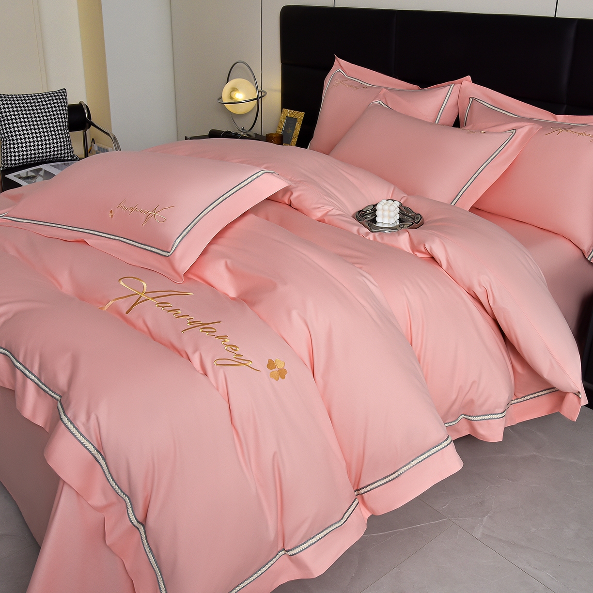 91家纺网 家纺一手货源 找家纺 湘雪家居 2026新款长绒棉高支高密纯棉刺绣四件套-幕镜款 幕镜-桃杏粉