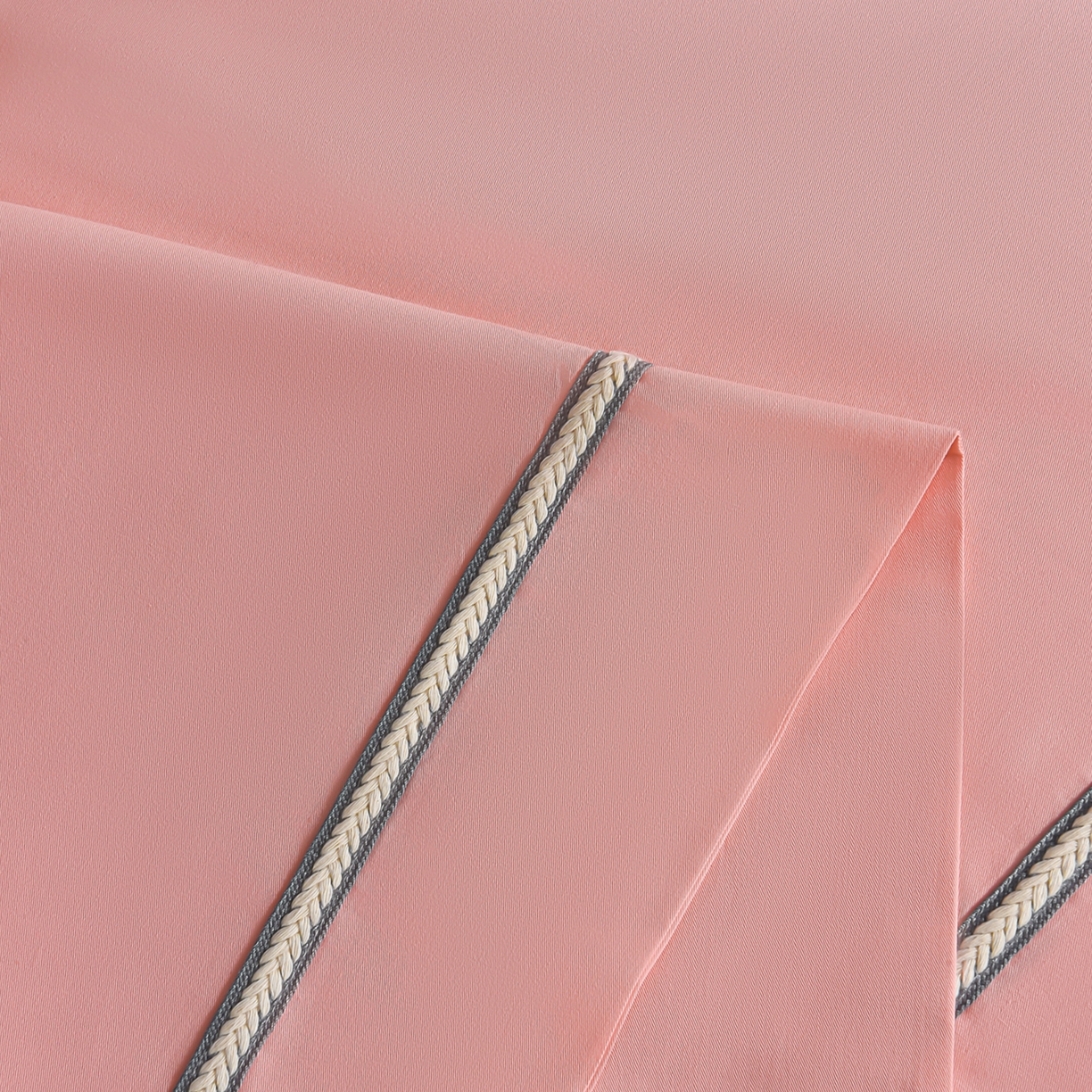 91家纺网 家纺一手货源 找家纺 湘雪家居 2026新款长绒棉高支高密纯棉刺绣四件套-幕镜款 幕镜-桃杏粉