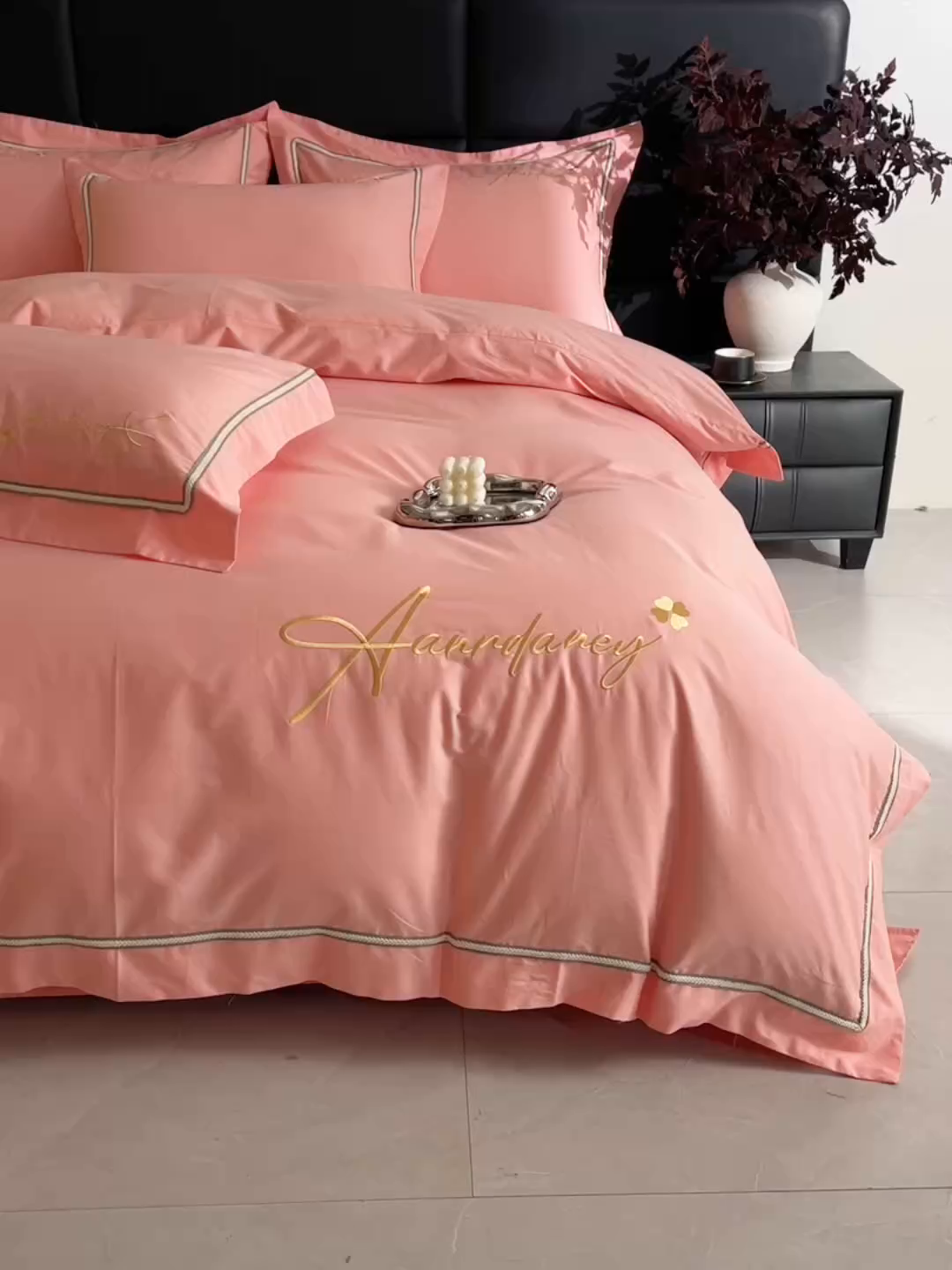 91家纺网 家纺一手货源 找家纺 湘雪家居 2026新款长绒棉高支高密纯棉刺绣四件套-幕镜款 幕镜-桃杏粉