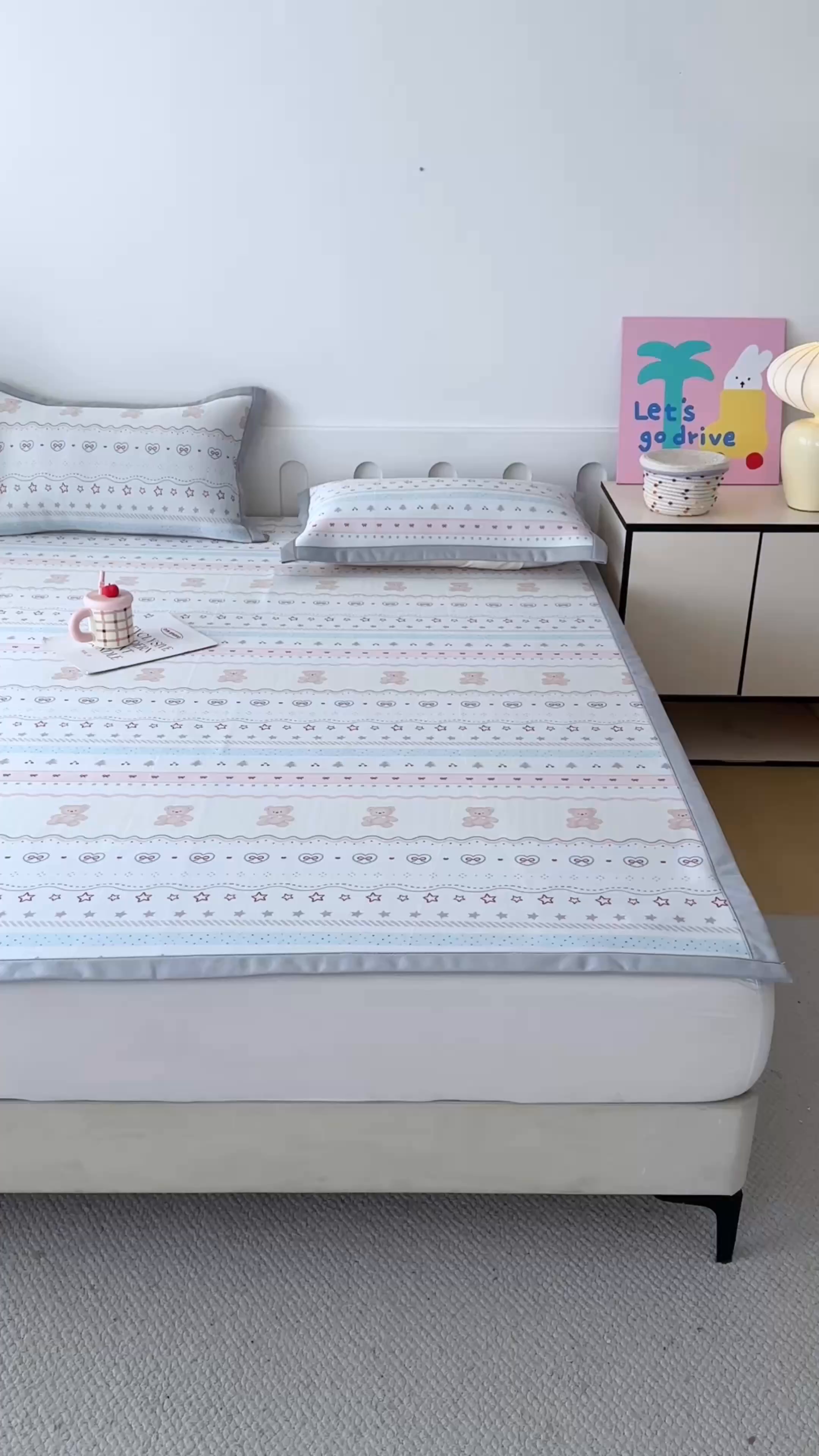 91家纺网 家纺一手货源 找家纺 小萌虎 2026新款碳光冰丝席平铺款床席款 樱桃小熊