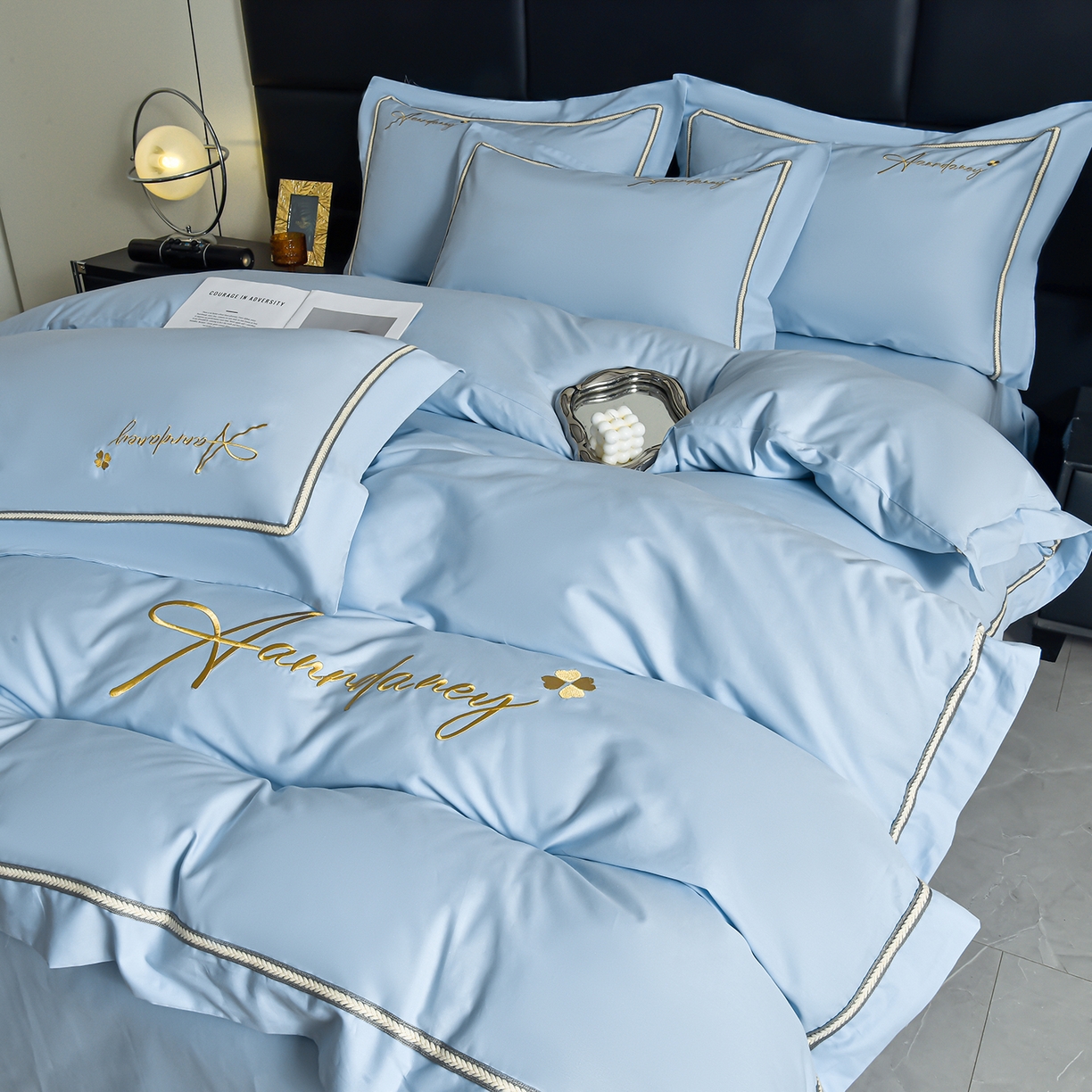 91家纺网 家纺一手货源 找家纺 湘雪家居 2026新款长绒棉高支高密纯棉刺绣四件套-幕镜款 幕镜-晨雾蓝