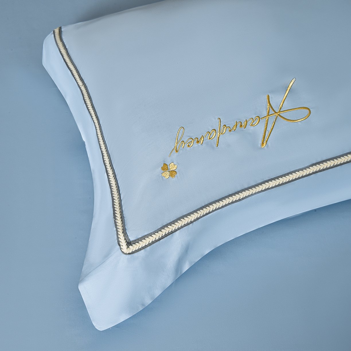 91家纺网 家纺一手货源 找家纺 湘雪家居 2026新款长绒棉高支高密纯棉刺绣四件套-幕镜款 幕镜-晨雾蓝