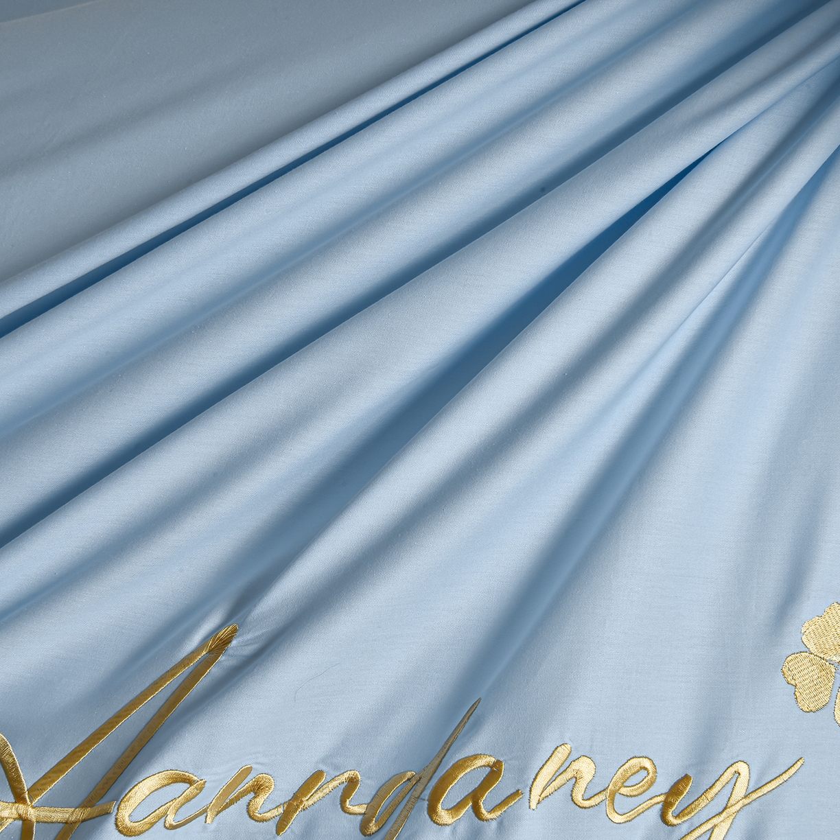 91家纺网 家纺一手货源 找家纺 湘雪家居 2026新款长绒棉高支高密纯棉刺绣四件套-幕镜款 幕镜-晨雾蓝