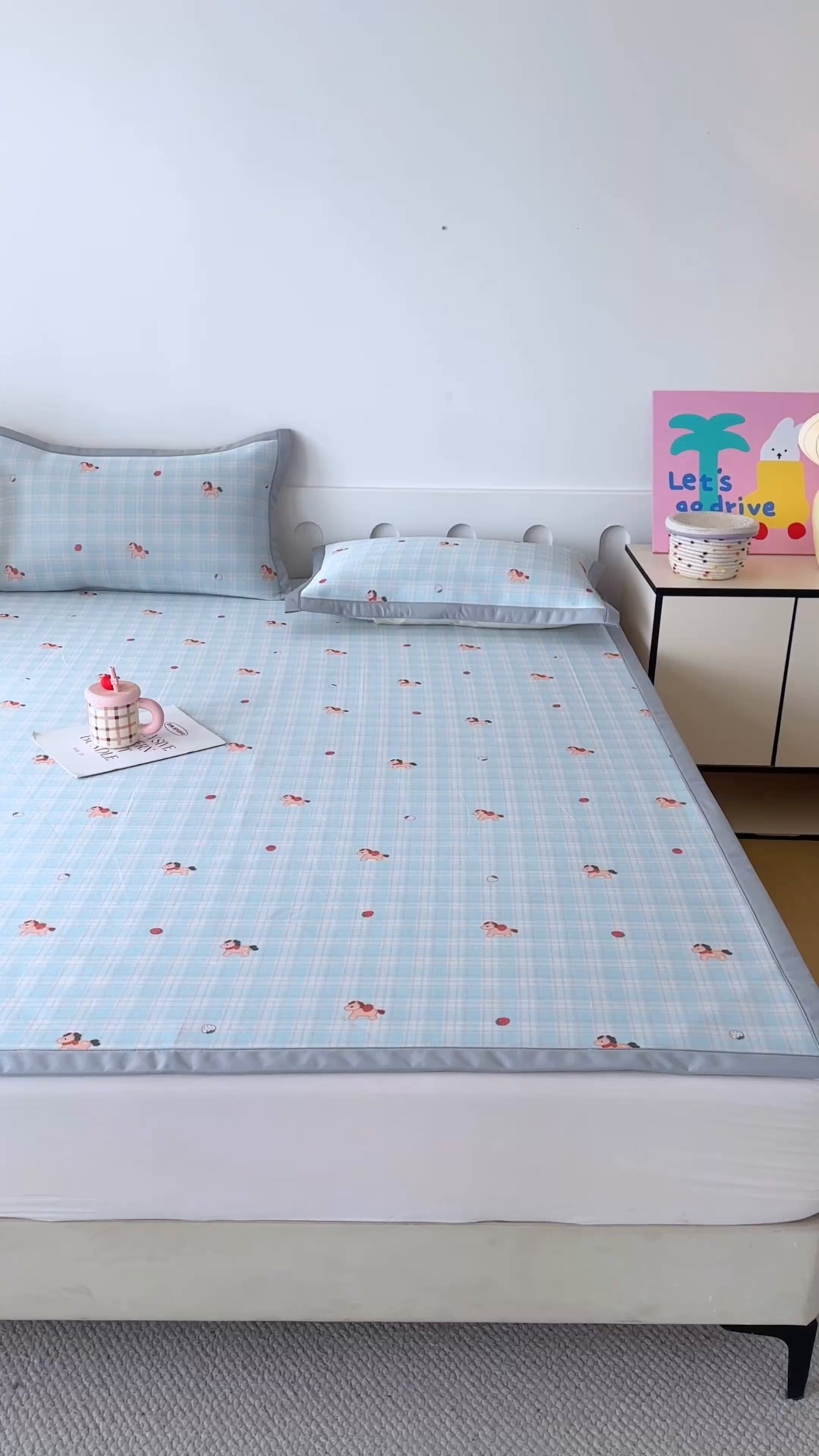 91家纺网 家纺一手货源 找家纺 小萌虎 2026新款碳光冰丝席平铺款床席款 一马当先-蓝