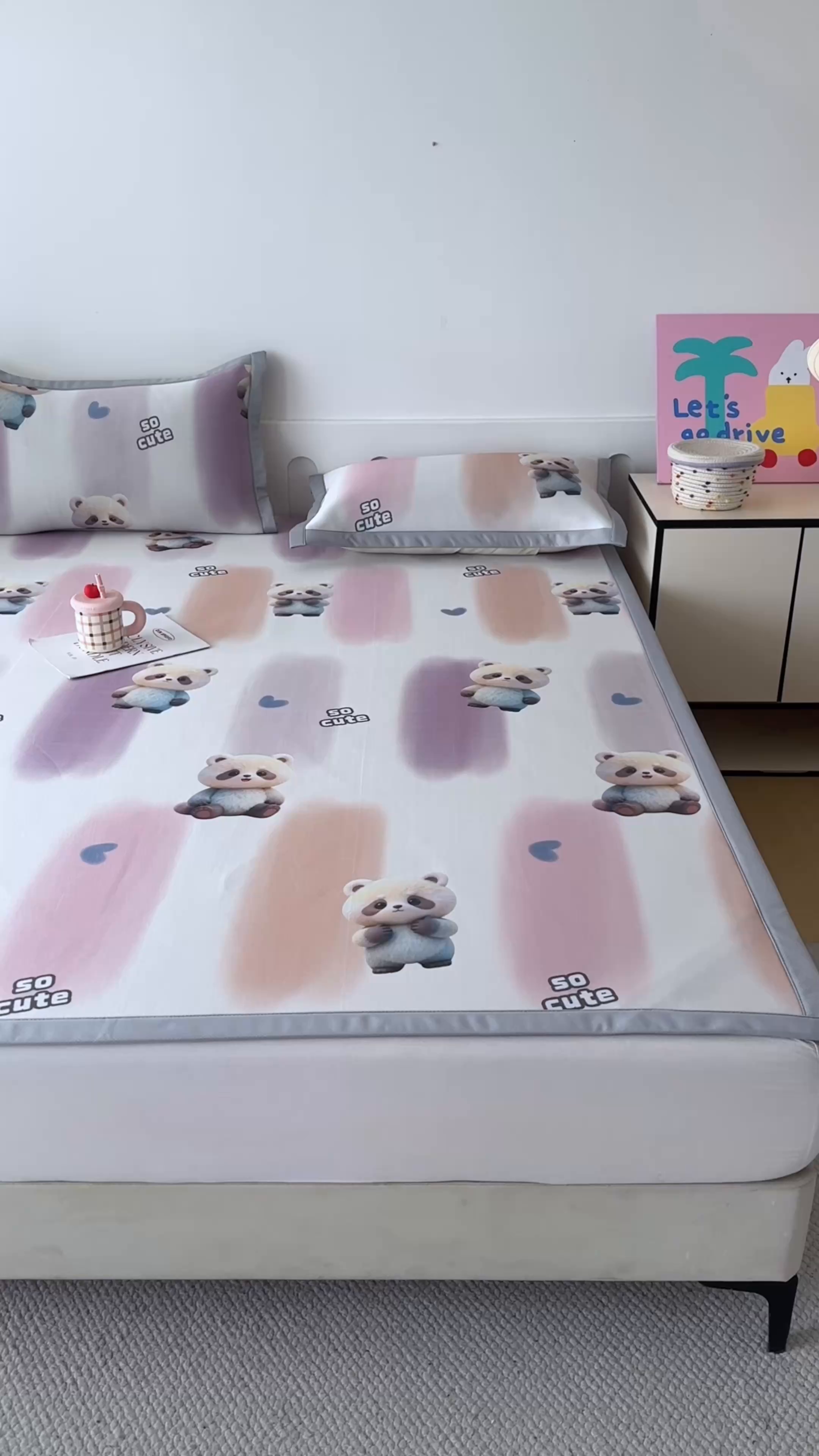 91家纺网 家纺一手货源 找家纺 小萌虎 2026新款碳光冰丝席平铺款床席款 小熊猫