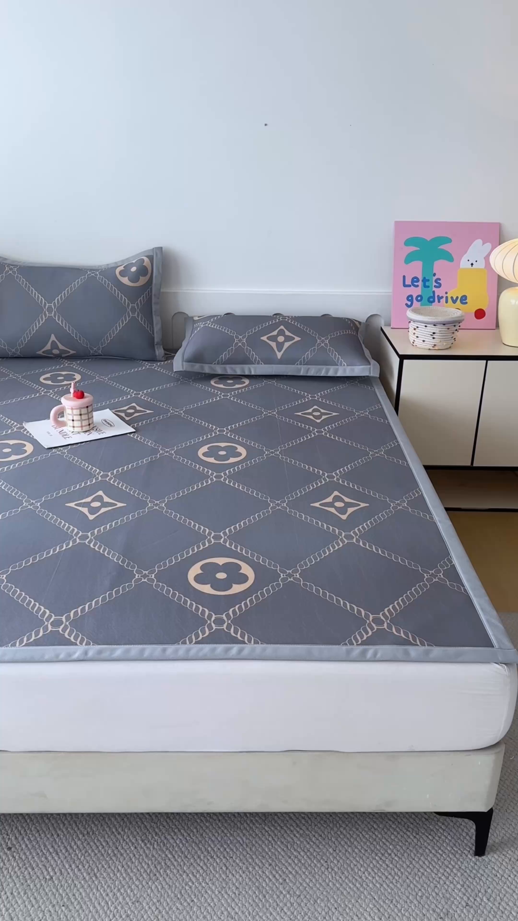 91家纺网 家纺一手货源 找家纺 小萌虎 2026新款碳光冰丝席平铺款床席款 四叶草