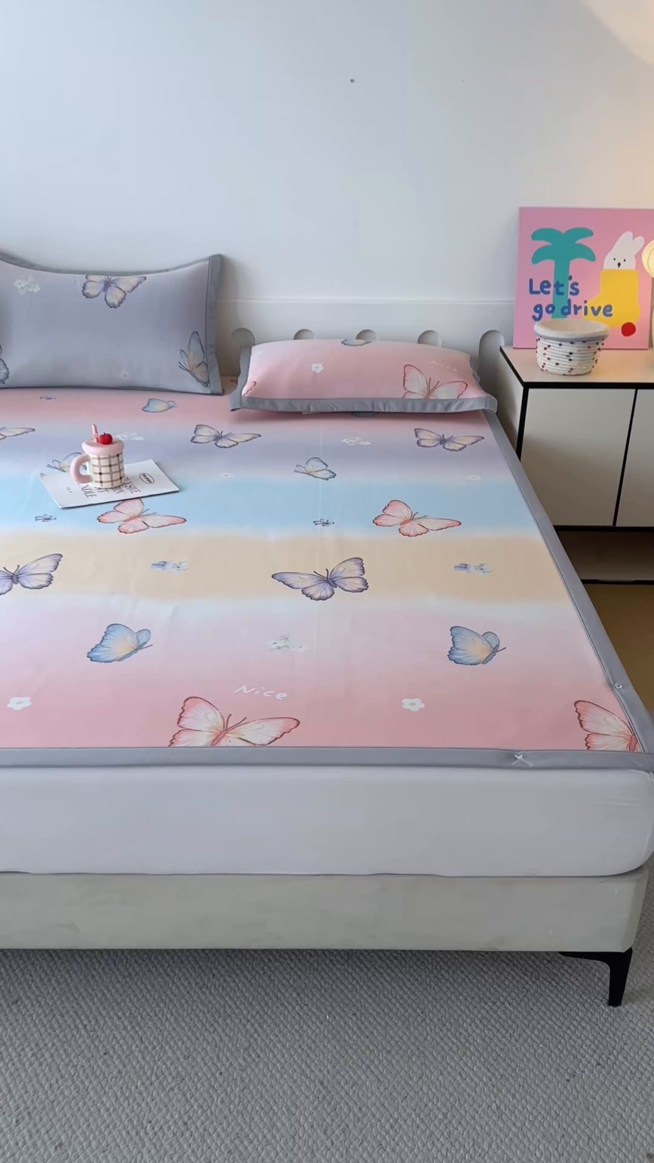 91家纺网 家纺一手货源 找家纺 小萌虎 2026新款碳光冰丝席平铺款床席款 七彩蝴蝶