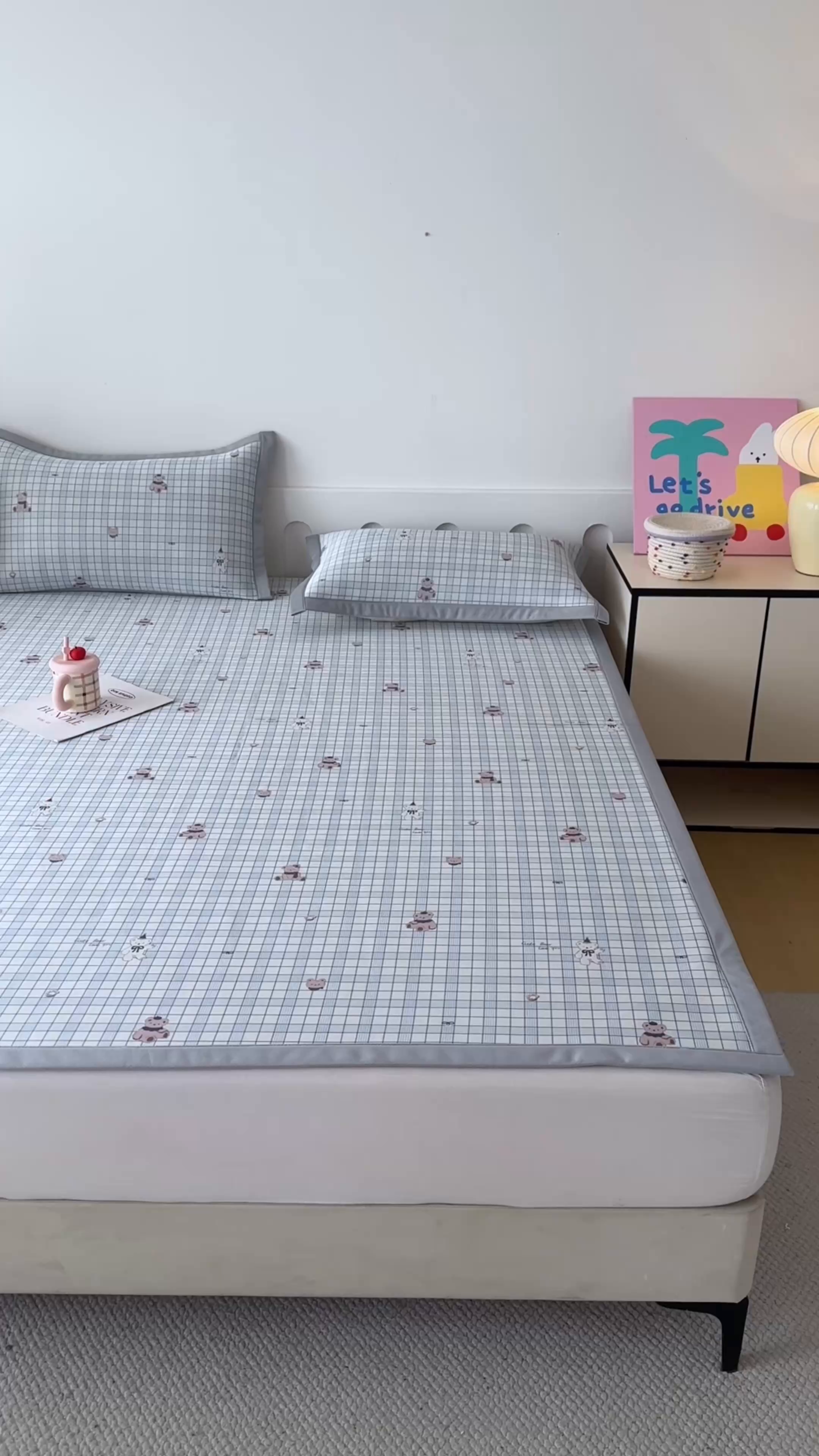 91家纺网 家纺一手货源 找家纺 小萌虎 2026新款碳光冰丝席平铺款床席款 蓝格小熊