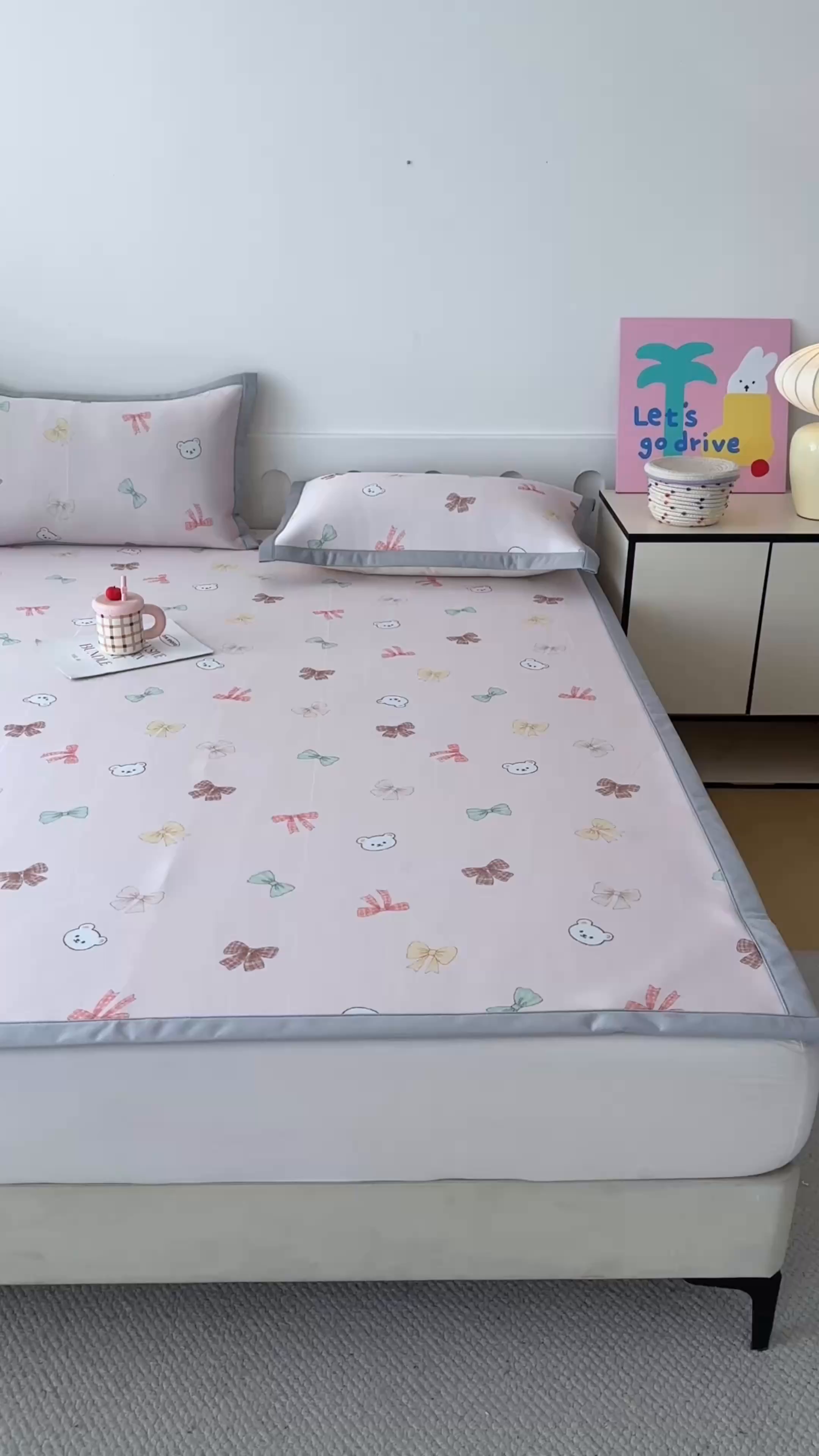 91家纺网 家纺一手货源 找家纺 小萌虎 2026新款碳光冰丝席平铺款床席款 蝴蝶小熊