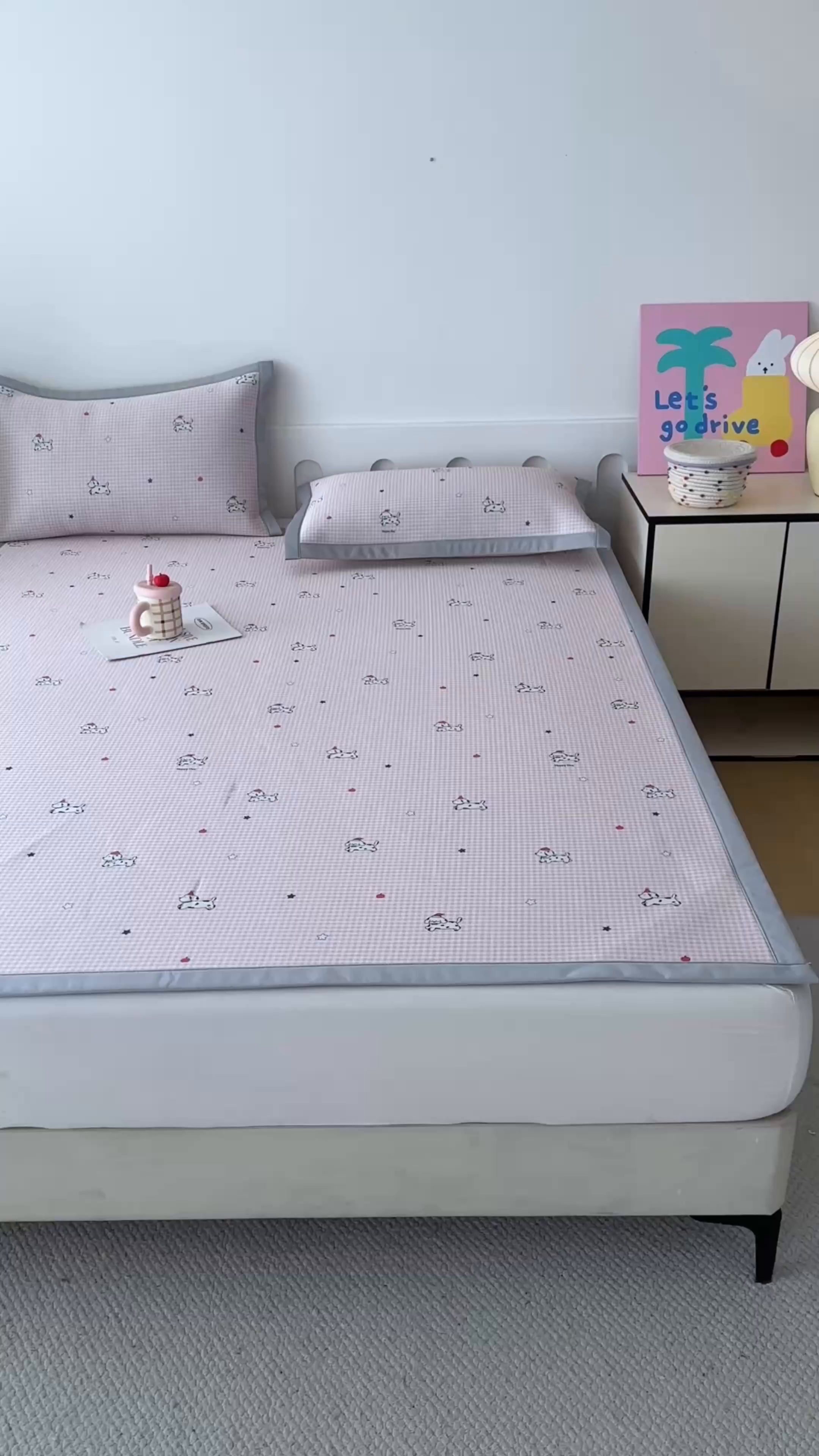 91家纺网 家纺一手货源 找家纺 小萌虎 2026新款碳光冰丝席平铺款床席款 斑点狗-粉