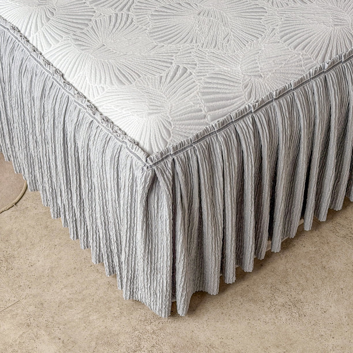 91家纺网 家纺一手货源 找家纺 （总）牵梦萦家纺 2026新款立体浮雕压花工艺凉感豆豆凉席-床裙款