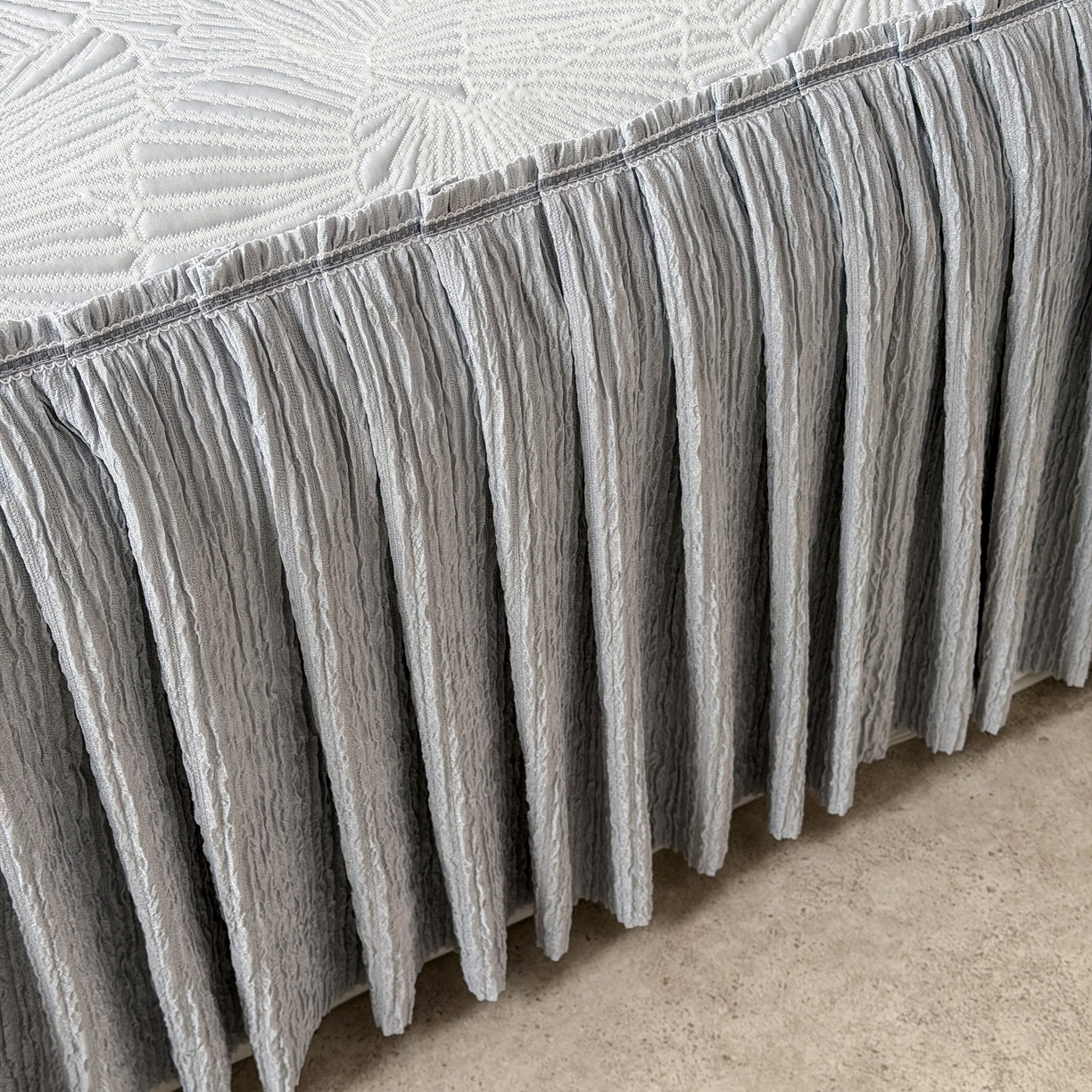 91家纺网 家纺一手货源 找家纺 （总）牵梦萦家纺 2026新款立体浮雕压花工艺凉感豆豆凉席-床裙款