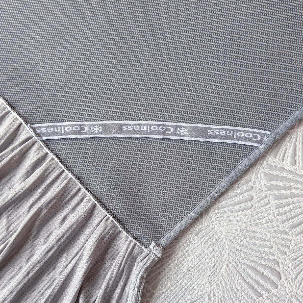 91家纺网 家纺一手货源 找家纺 （总）牵梦萦家纺 2026新款立体浮雕压花工艺凉感豆豆凉席-床裙款