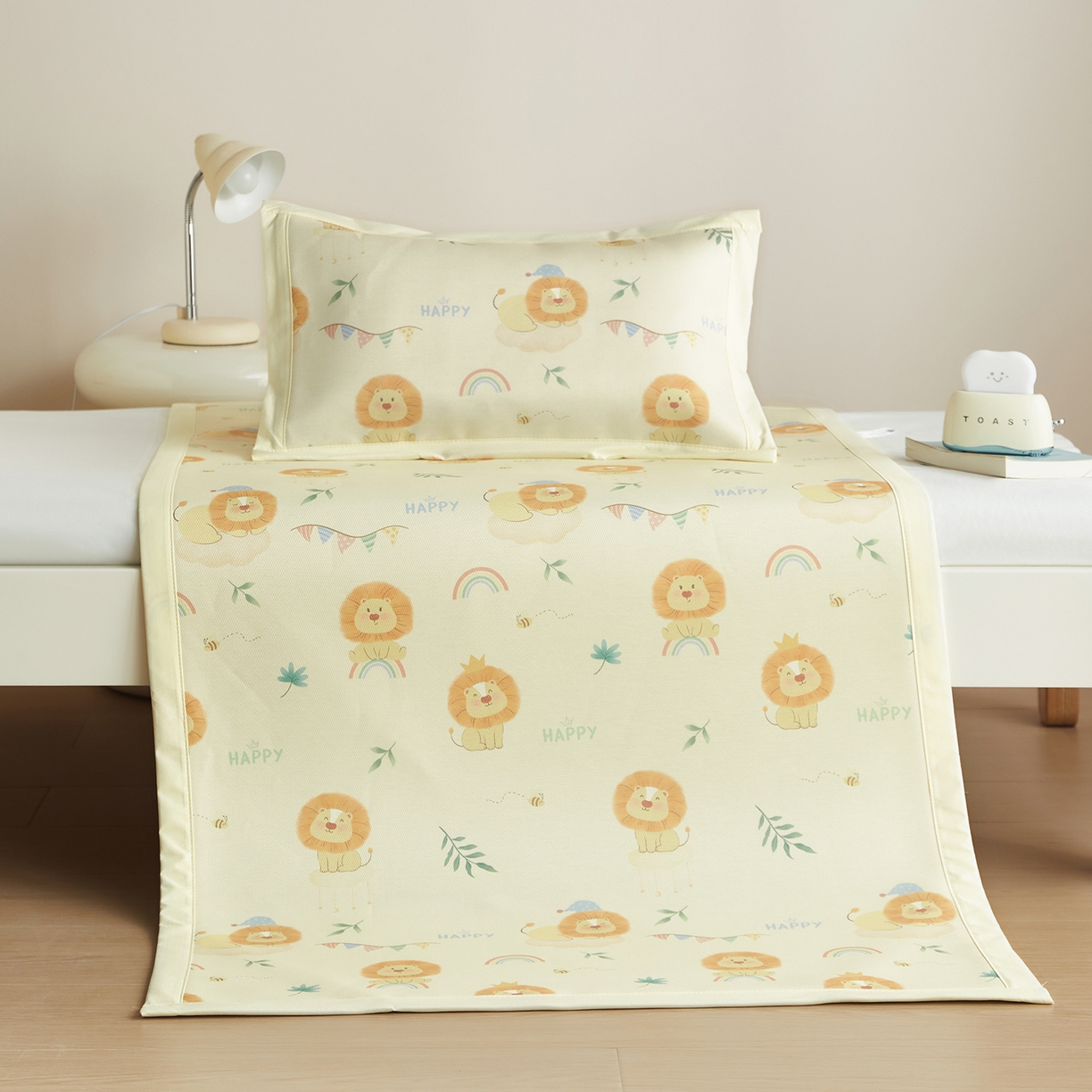 91家纺网 家纺一手货源 找家纺 荷马之梦 2026新款凉席系列-A类母婴原创卡通数码印花儿童冰丝凉席 萌狮派对