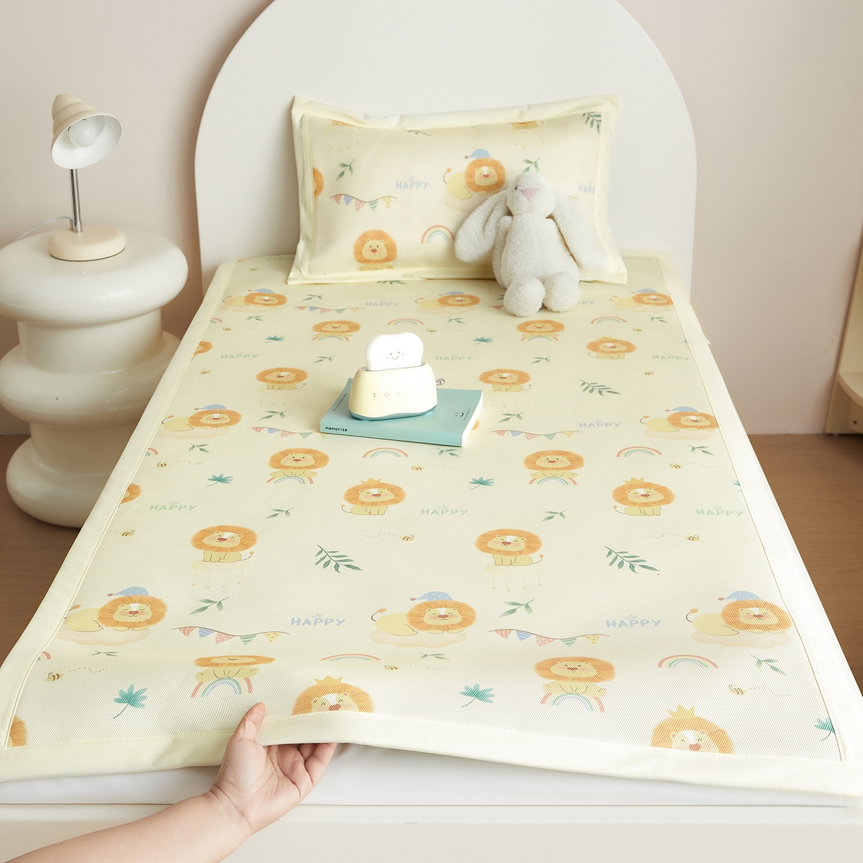 91家纺网 家纺一手货源 找家纺 荷马之梦 2026新款凉席系列-A类母婴原创卡通数码印花儿童冰丝凉席 萌狮派对