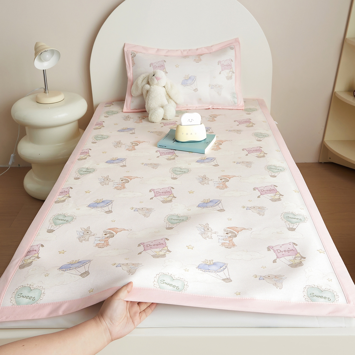 91家纺网 家纺一手货源 找家纺 荷马之梦 2026新款凉席系列-A类母婴原创卡通数码印花儿童冰丝凉席 甜屿绮梦