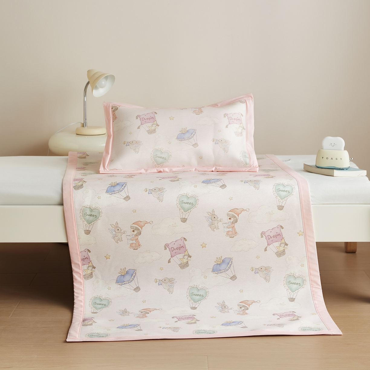 91家纺网 家纺一手货源 找家纺 荷马之梦 2026新款凉席系列-A类母婴原创卡通数码印花儿童冰丝凉席 甜屿绮梦