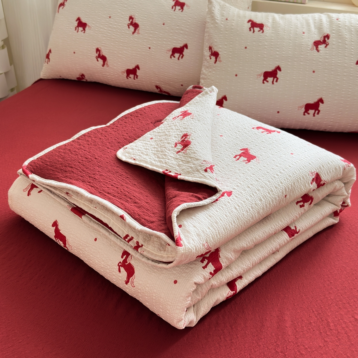 91家纺网 家纺一手货源 找家纺 （总）德比尔斯  2026新款泡芙棉夏被四件套包边款,爱心草莓,爱心紫,春日花信,豆蔻紫,红莓瑶,鸿运小马,浆果,可爱熊猫,蓝花物语,马上有钱,奶酪星宝,手绘草莓,小马派对,樱桃小猫