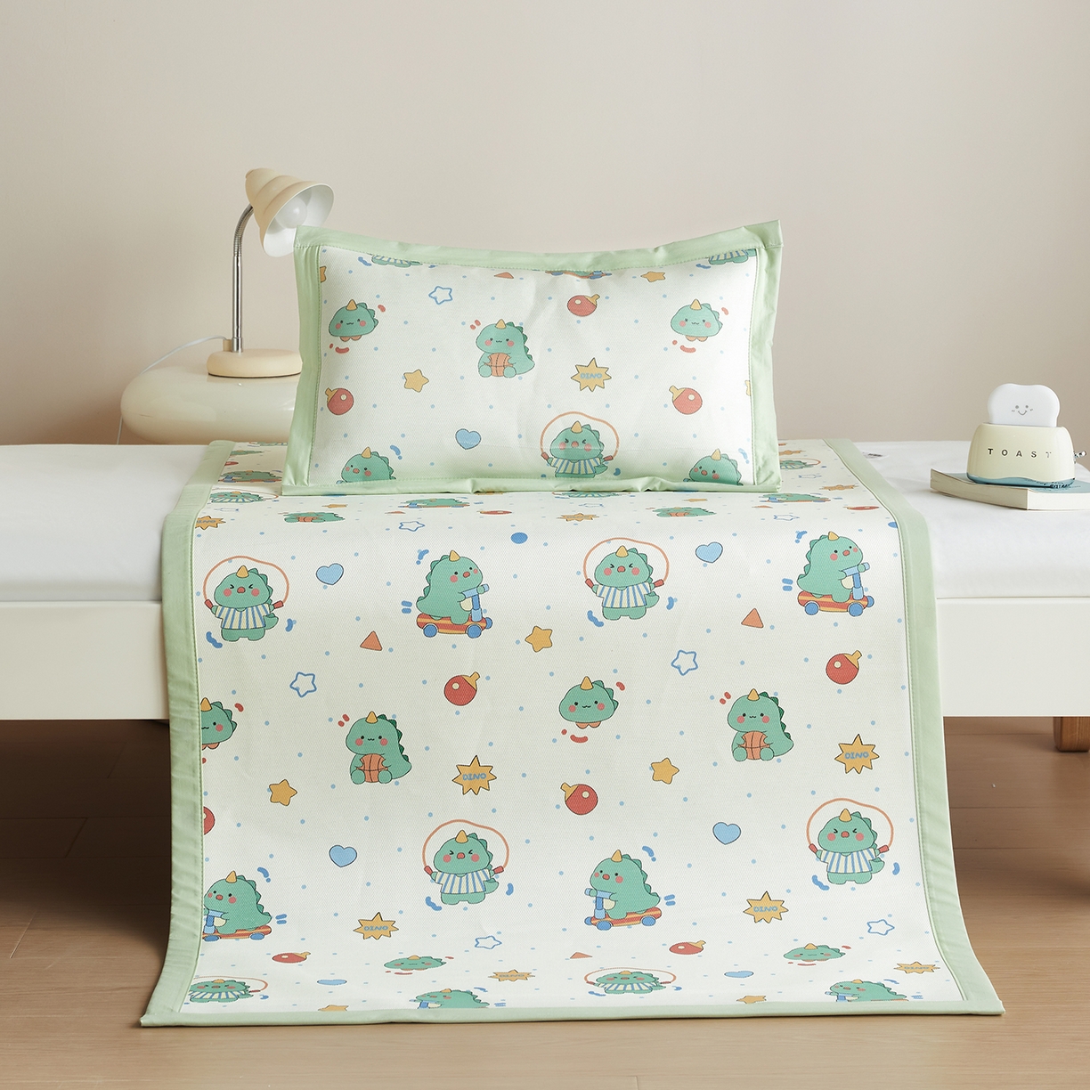 91家纺网 家纺一手货源 找家纺 荷马之梦 2026新款凉席系列-A类母婴原创卡通数码印花儿童冰丝凉席 运动恐龙