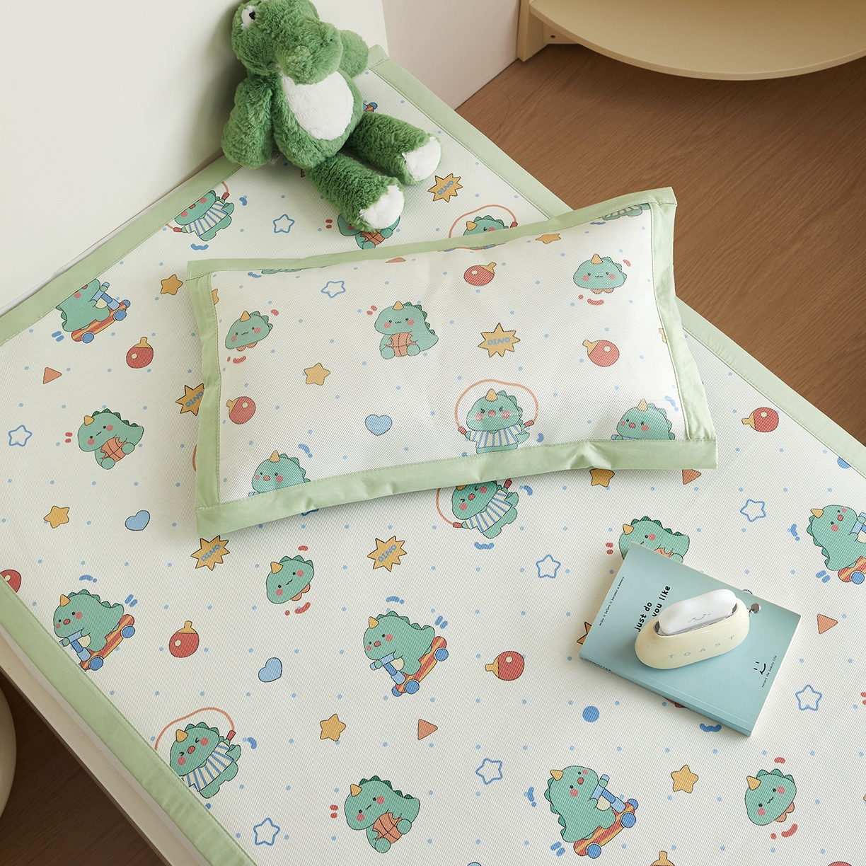 91家纺网 家纺一手货源 找家纺 荷马之梦 2026新款凉席系列-A类母婴原创卡通数码印花儿童冰丝凉席 运动恐龙