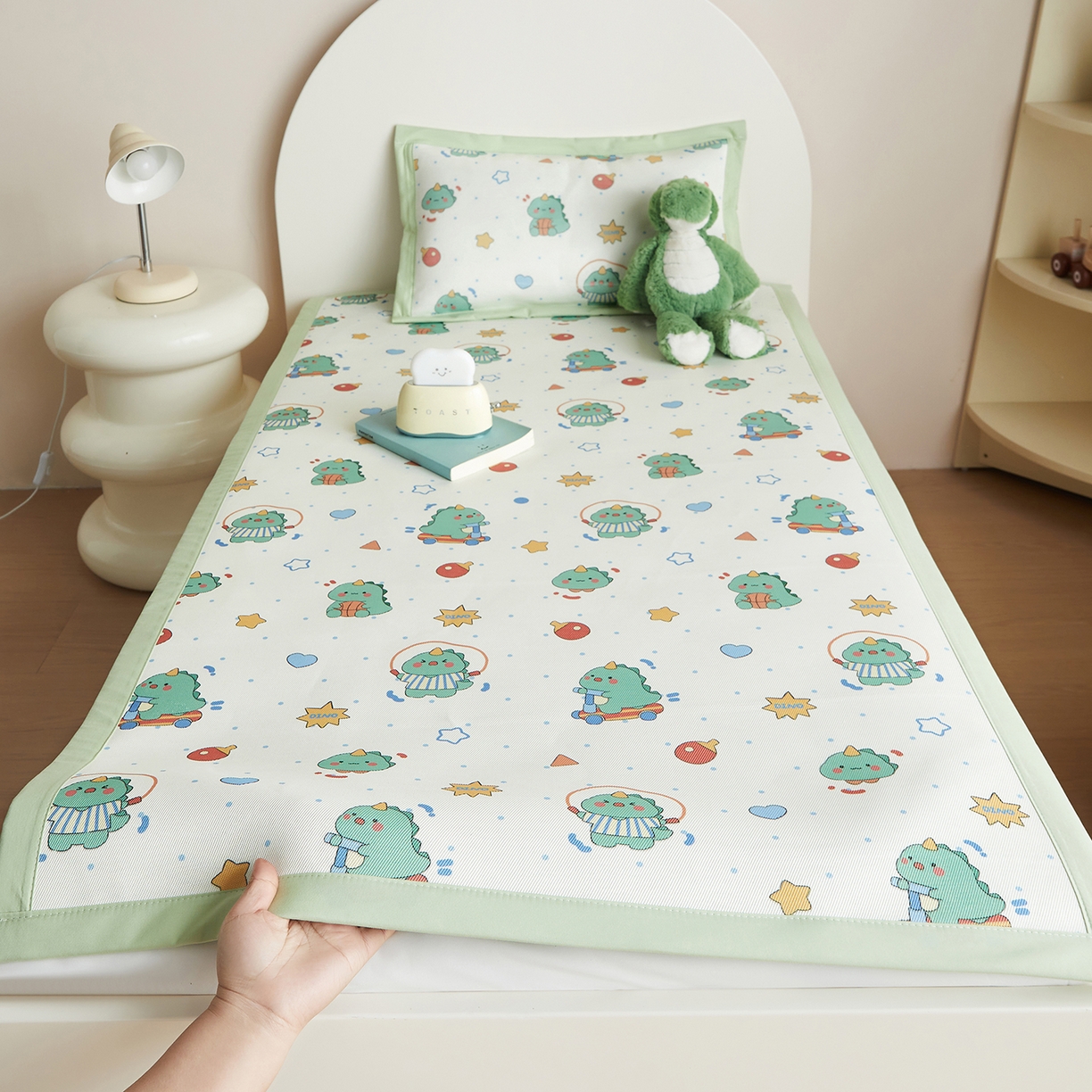 91家纺网 家纺一手货源 找家纺 荷马之梦 2026新款凉席系列-A类母婴原创卡通数码印花儿童冰丝凉席 运动恐龙