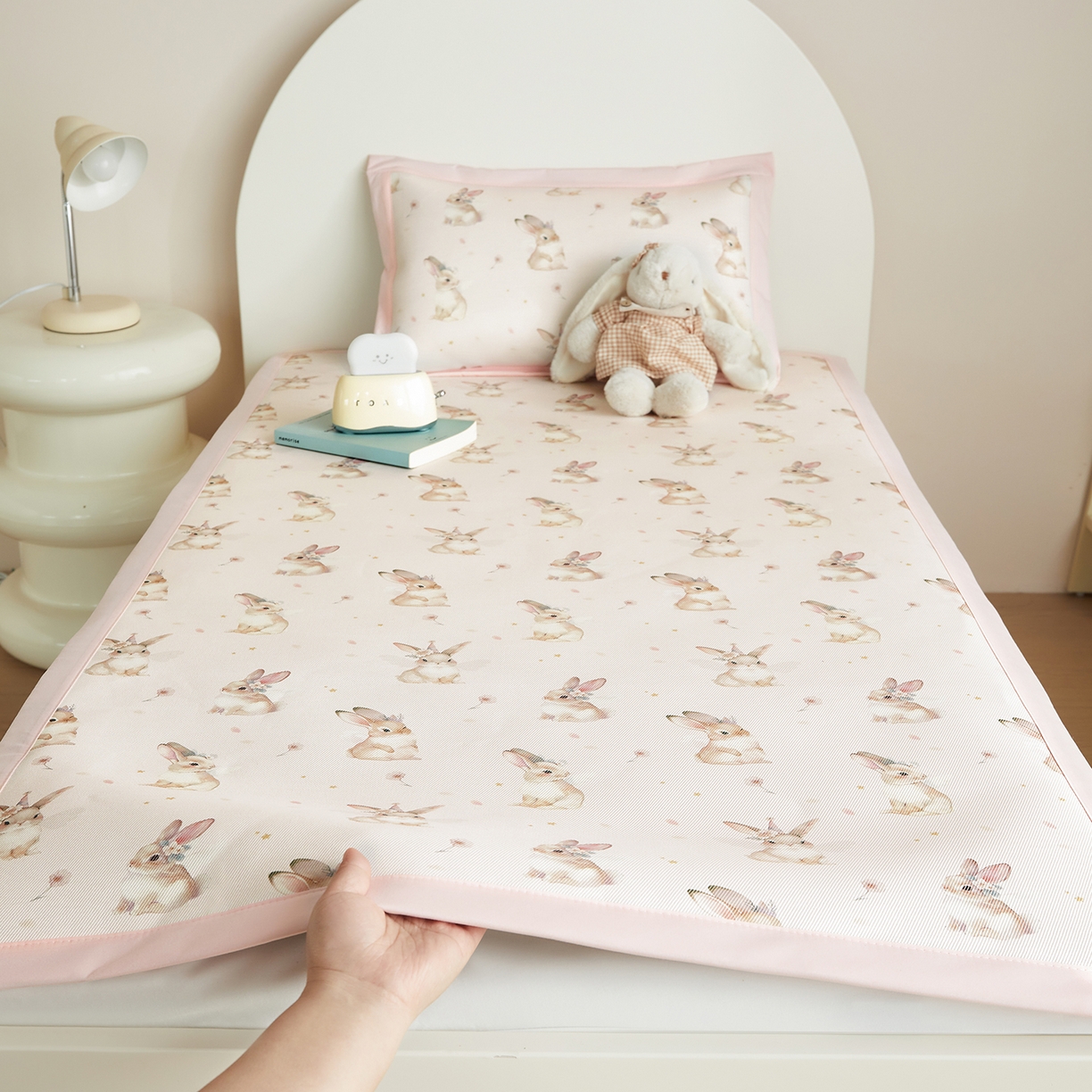 91家纺网 家纺一手货源 找家纺 荷马之梦 2026新款凉席系列-A类母婴原创卡通数码印花儿童冰丝凉席 天使小兔