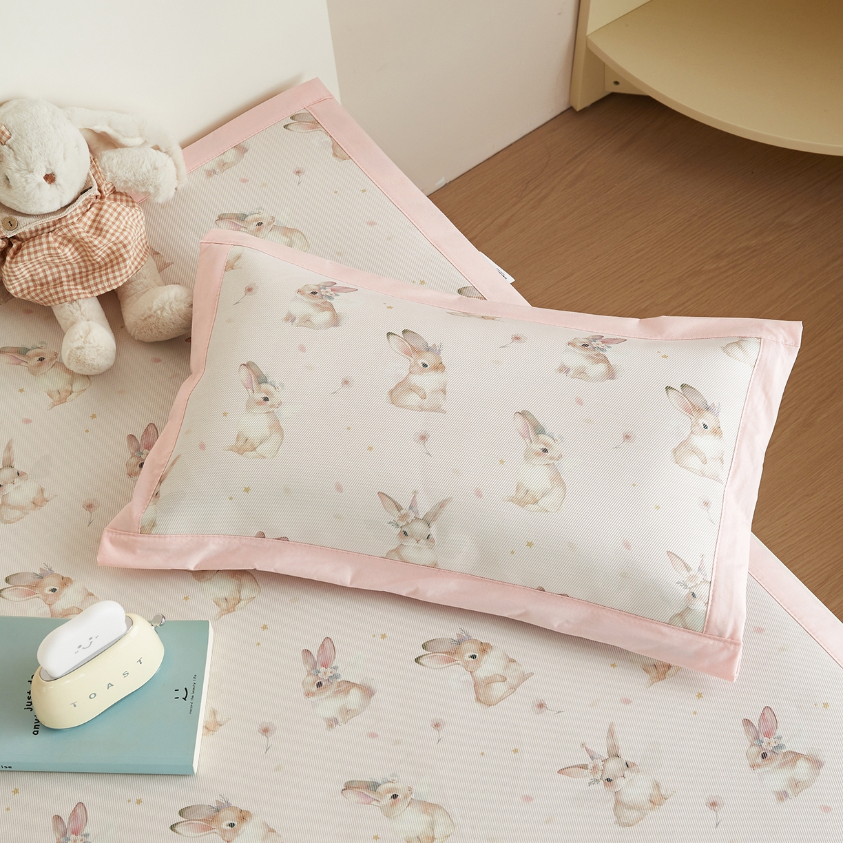 91家纺网 家纺一手货源 找家纺 荷马之梦 2026新款凉席系列-A类母婴原创卡通数码印花儿童冰丝凉席 天使小兔