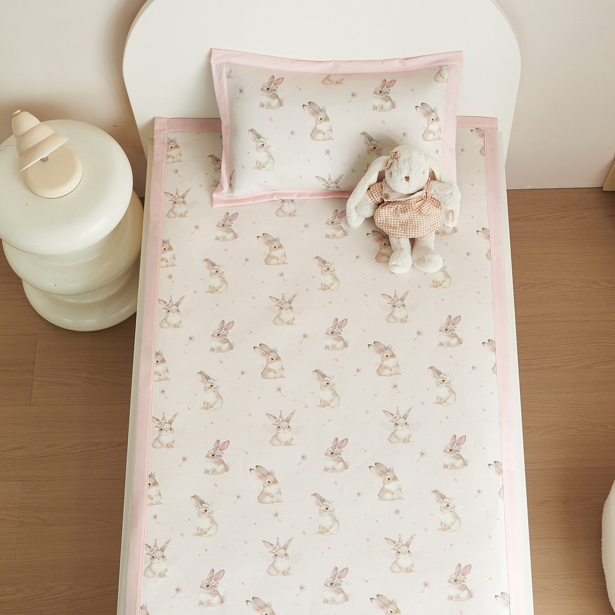 91家纺网 家纺一手货源 找家纺 荷马之梦 2026新款凉席系列-A类母婴原创卡通数码印花儿童冰丝凉席 天使小兔