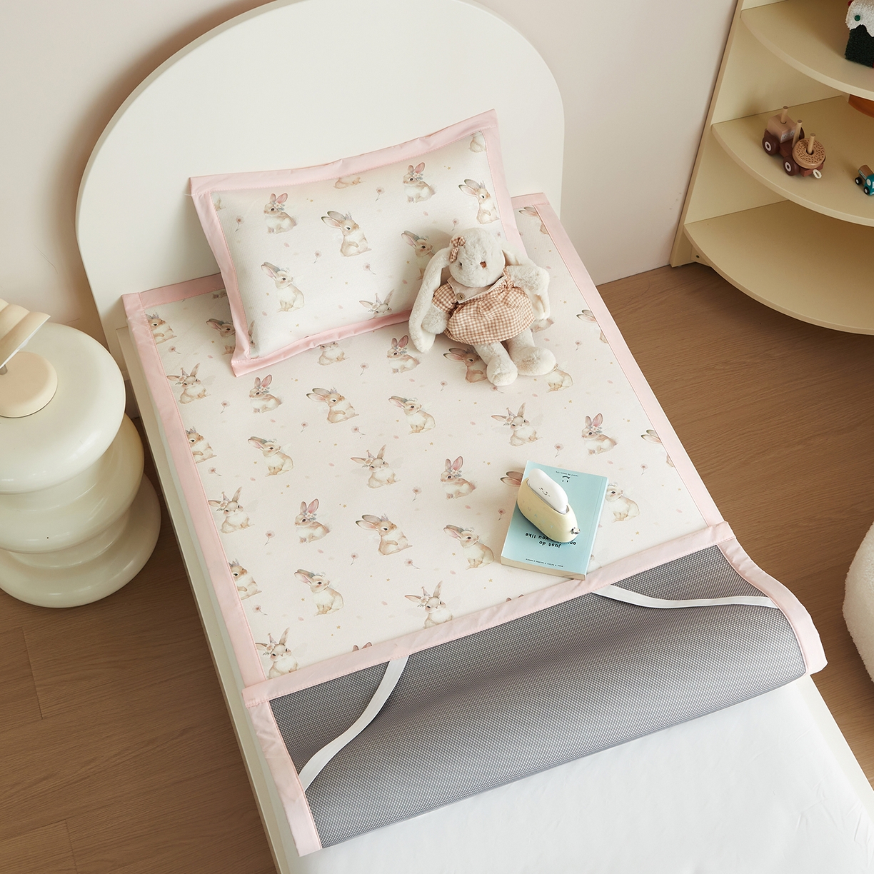 91家纺网 家纺一手货源 找家纺 荷马之梦 2026新款凉席系列-A类母婴原创卡通数码印花儿童冰丝凉席 天使小兔