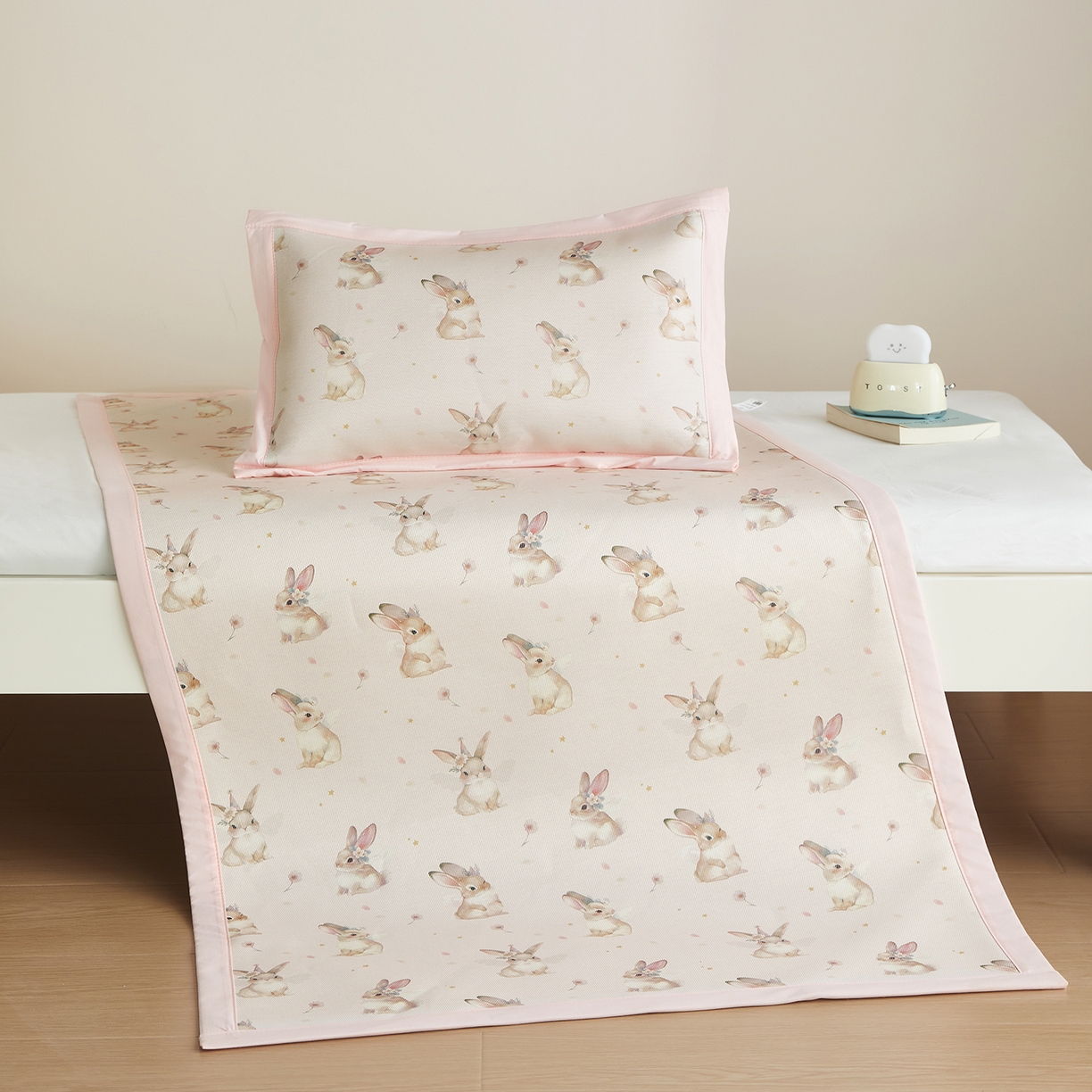 91家纺网 家纺一手货源 找家纺 荷马之梦 2026新款凉席系列-A类母婴原创卡通数码印花儿童冰丝凉席 天使小兔