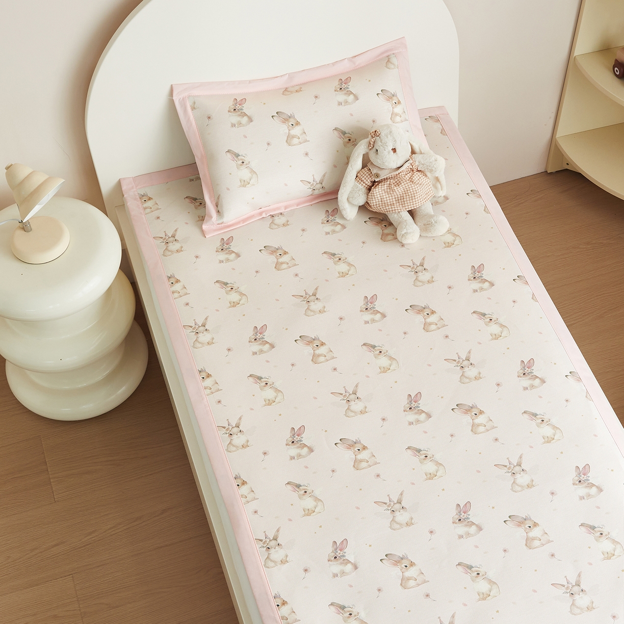 91家纺网 家纺一手货源 找家纺 荷马之梦 2026新款凉席系列-A类母婴原创卡通数码印花儿童冰丝凉席 天使小兔