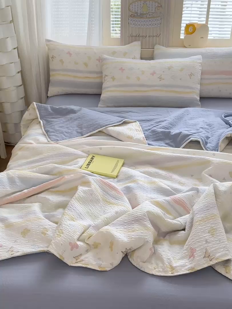 91家纺网 家纺一手货源 找家纺 德比尔斯  2026新款泡芙棉夏被四件套包边款 爱心草莓