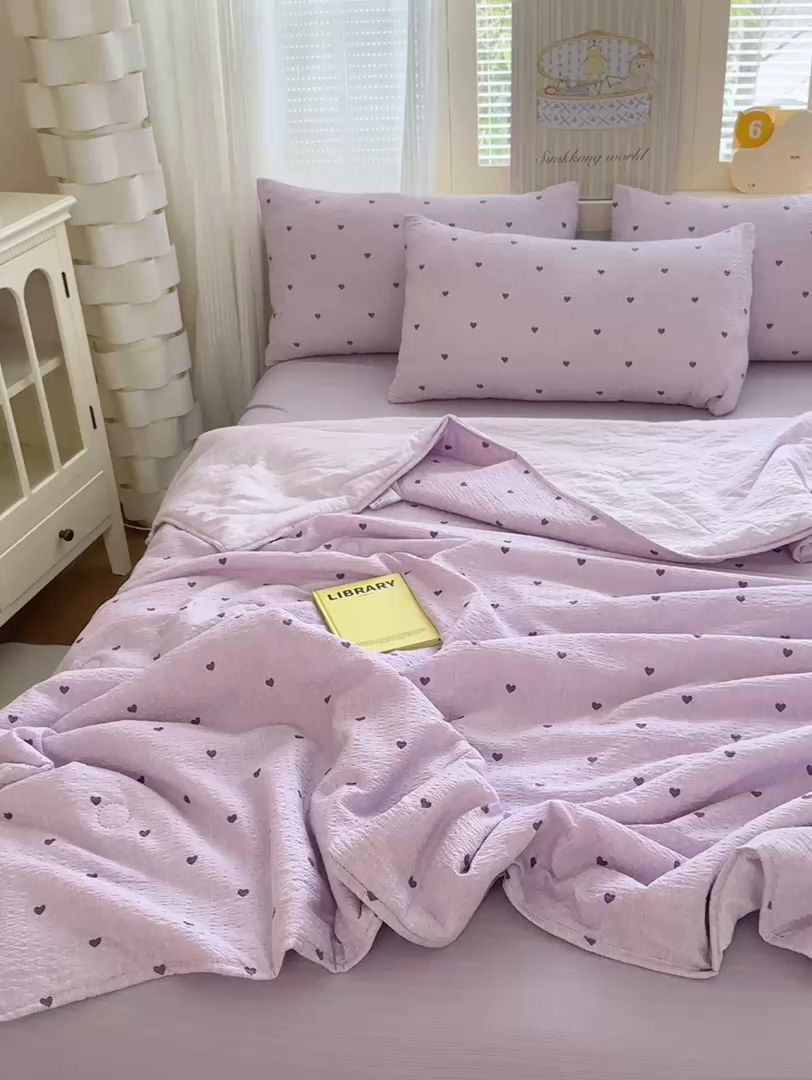 91家纺网 家纺一手货源 找家纺 德比尔斯  2026新款泡芙棉夏被四件套包边款 爱心紫