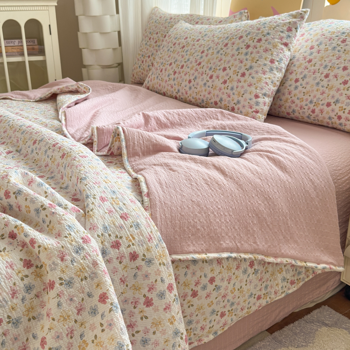 91家纺网 家纺一手货源 找家纺 德比尔斯  2026新款泡芙棉夏被四件套包边款 春日花信