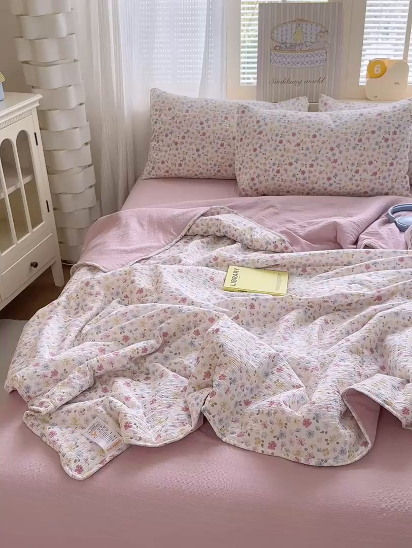 91家纺网 家纺一手货源 找家纺 德比尔斯  2026新款泡芙棉夏被四件套包边款 春日花信