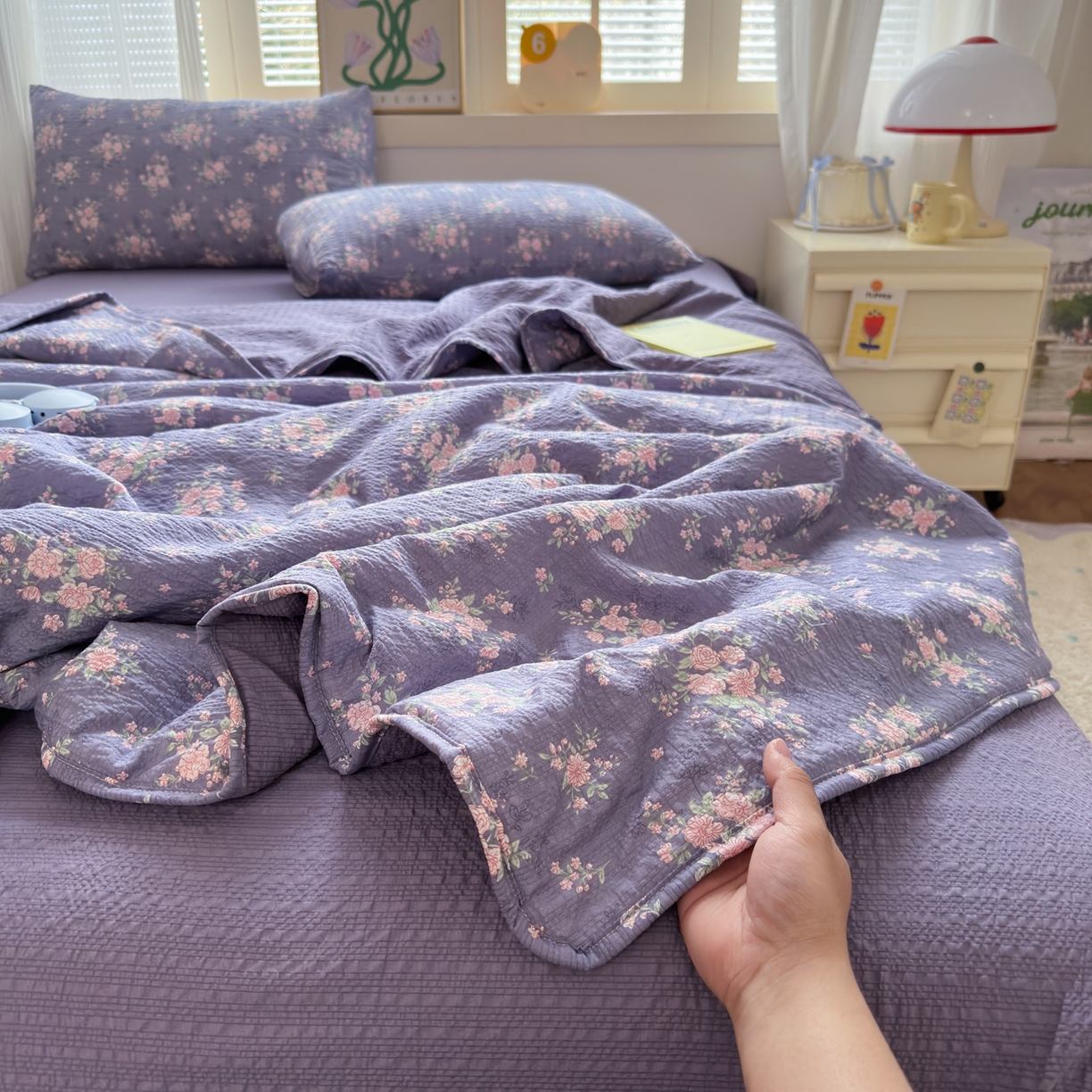 91家纺网 家纺一手货源 找家纺 德比尔斯  2026新款泡芙棉夏被四件套包边款 豆蔻紫