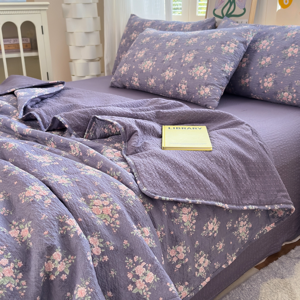 91家纺网 家纺一手货源 找家纺 德比尔斯  2026新款泡芙棉夏被四件套包边款 豆蔻紫