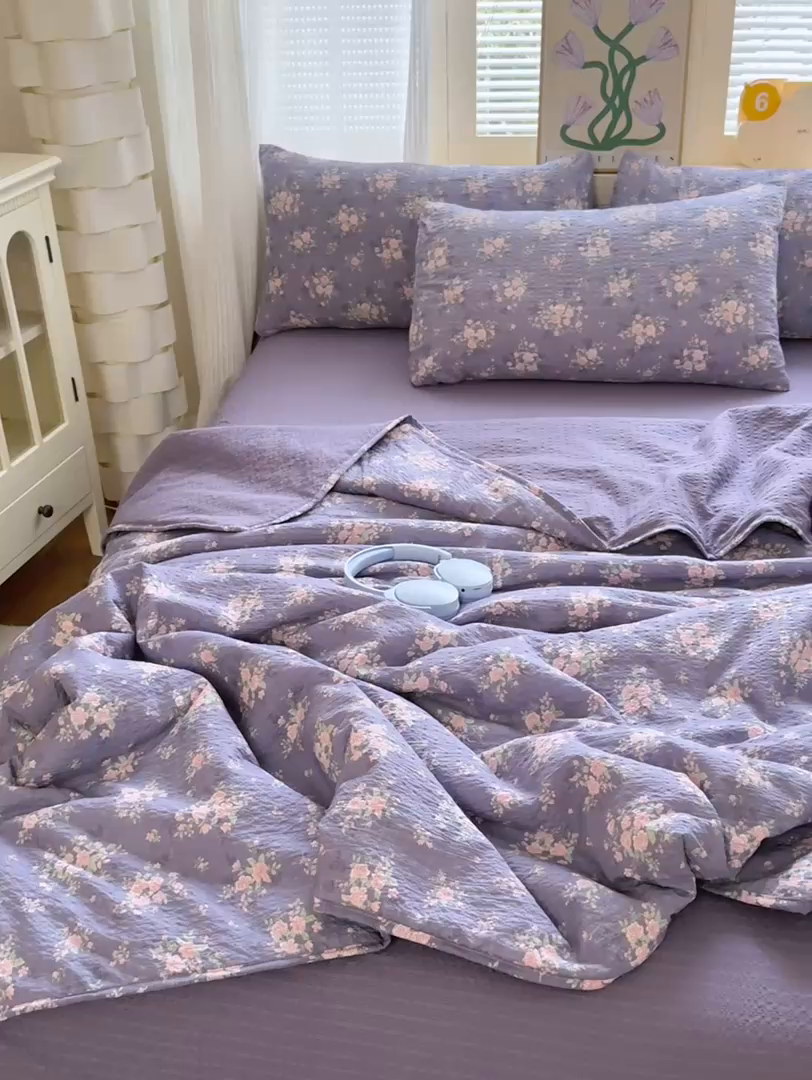 91家纺网 家纺一手货源 找家纺 德比尔斯  2026新款泡芙棉夏被四件套包边款 豆蔻紫