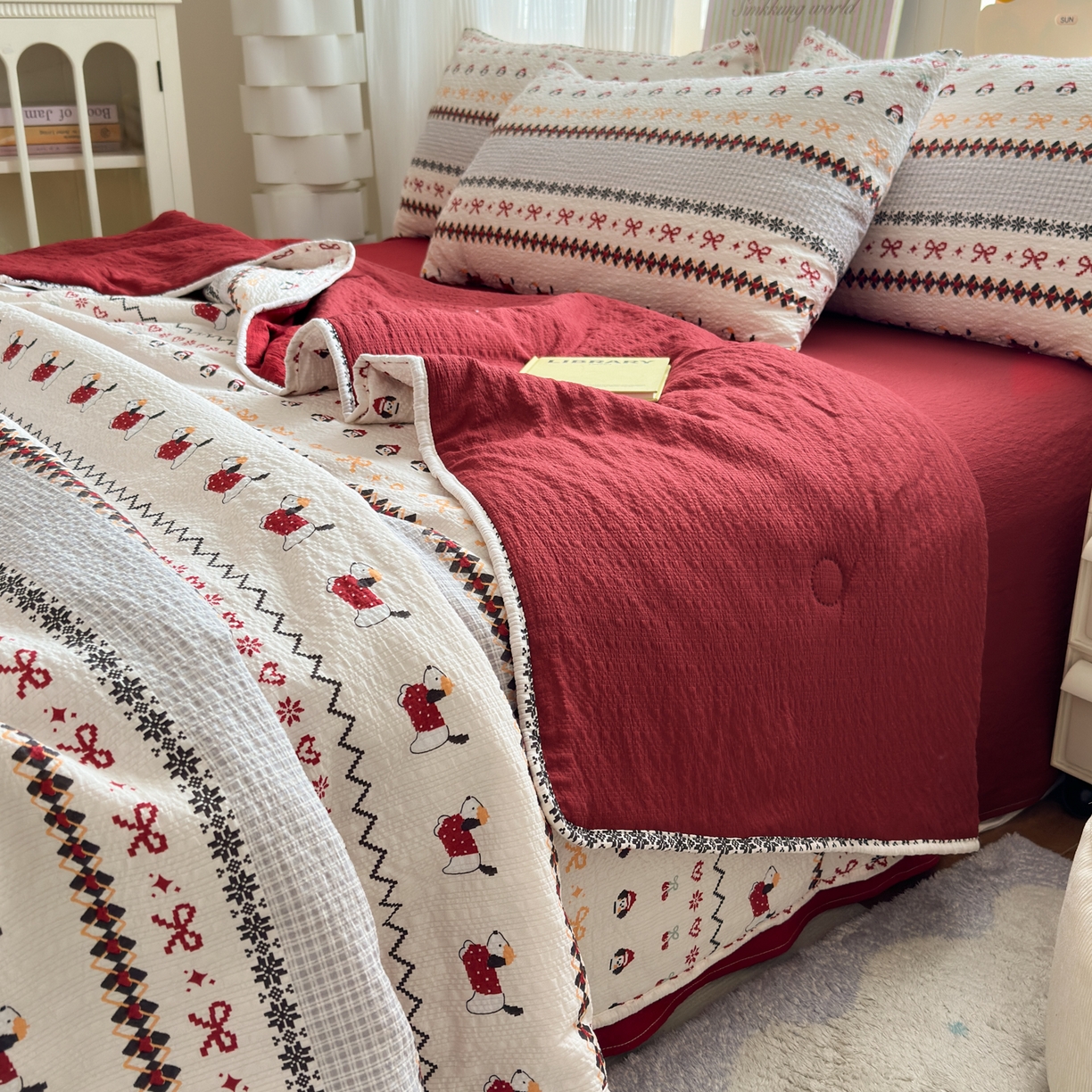 91家纺网 家纺一手货源 找家纺 德比尔斯  2026新款泡芙棉夏被四件套包边款 红莓瑶