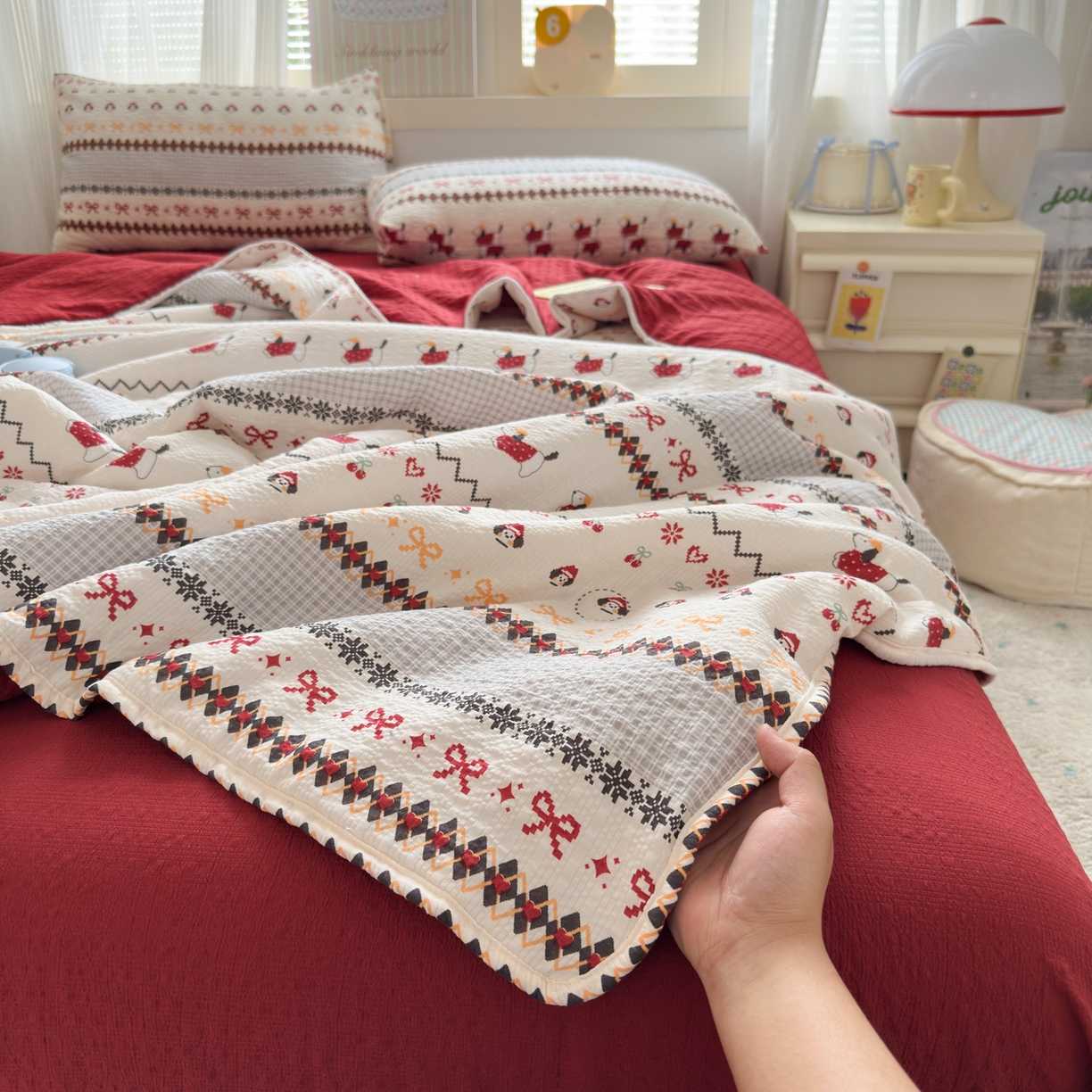 91家纺网 家纺一手货源 找家纺 德比尔斯  2026新款泡芙棉夏被四件套包边款 红莓瑶