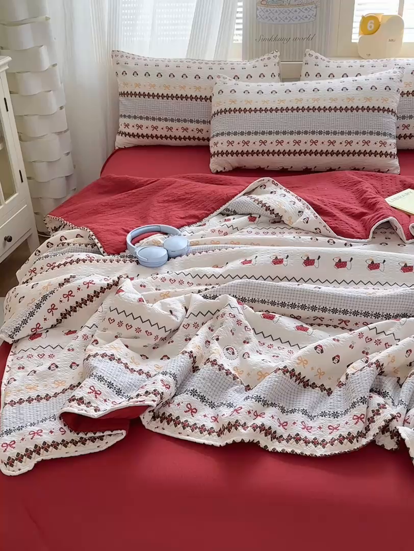 91家纺网 家纺一手货源 找家纺 德比尔斯  2026新款泡芙棉夏被四件套包边款 红莓瑶