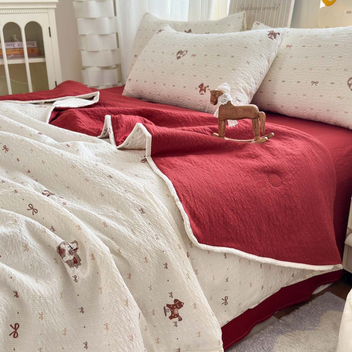 91家纺网 家纺一手货源 找家纺 德比尔斯  2026新款泡芙棉夏被四件套包边款 鸿运小马