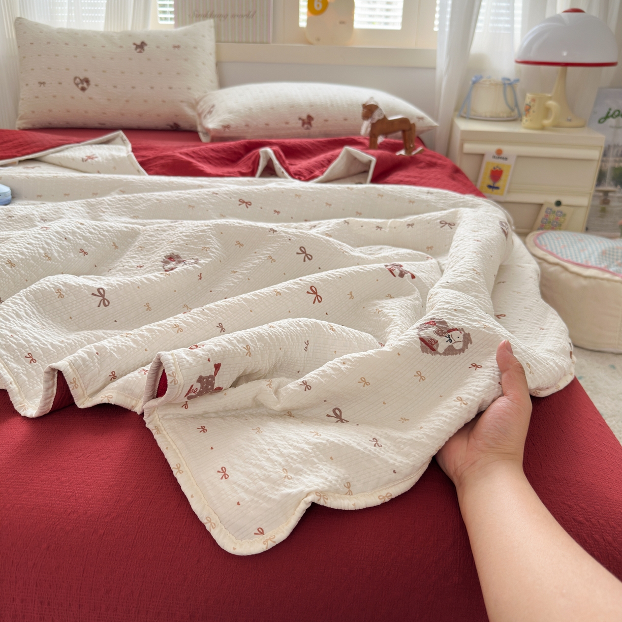 91家纺网 家纺一手货源 找家纺 德比尔斯  2026新款泡芙棉夏被四件套包边款 鸿运小马