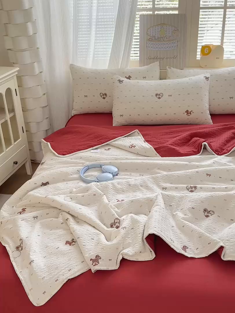 91家纺网 家纺一手货源 找家纺 德比尔斯  2026新款泡芙棉夏被四件套包边款 鸿运小马