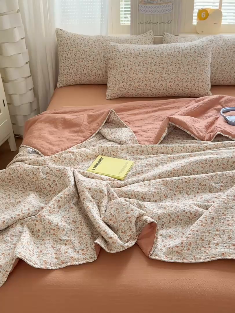 91家纺网 家纺一手货源 找家纺 德比尔斯  2026新款泡芙棉夏被四件套包边款 浆果