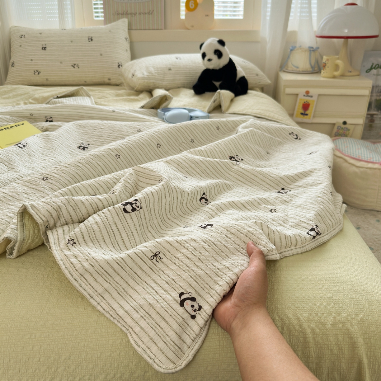 91家纺网 家纺一手货源 找家纺 德比尔斯  2026新款泡芙棉夏被四件套包边款 可爱熊猫