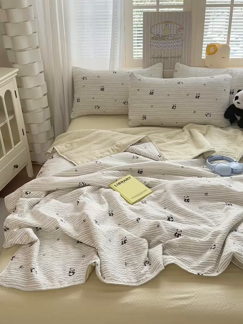 91家纺网 家纺一手货源 找家纺 德比尔斯  2026新款泡芙棉夏被四件套包边款 可爱熊猫
