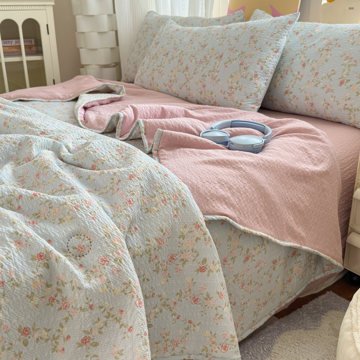 91家纺网 家纺一手货源 找家纺 德比尔斯  2026新款泡芙棉夏被四件套包边款 蓝花物语
